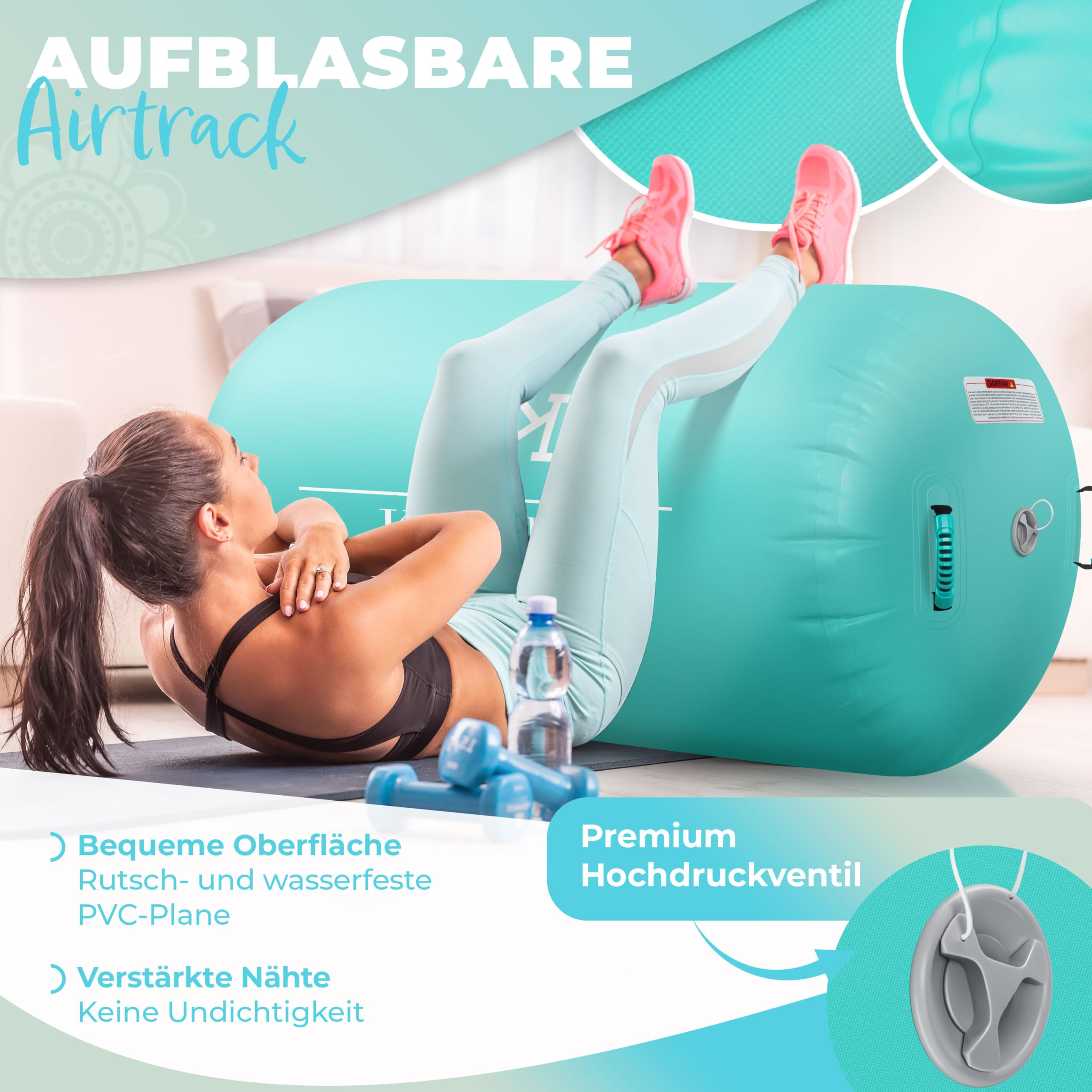 Frau in Sportkleidung macht Bauchmuskelübungen vor einem großen türkisfarbenen aufblasbaren Kissen auf einer Matte.