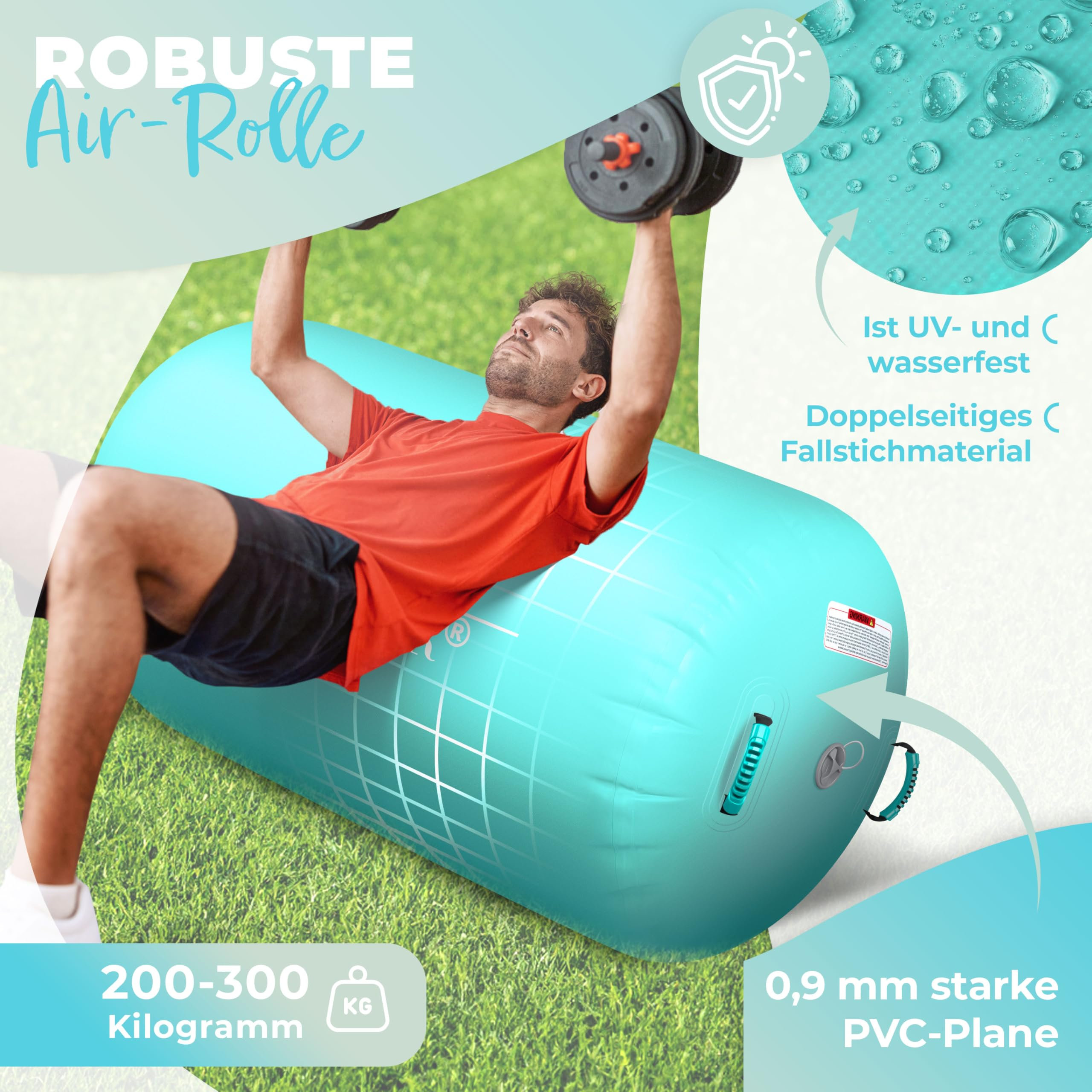 Ein Mann in rotem Shirt hebt Hanteln auf einer türkisfarbenen Air-Rolle im Freien.