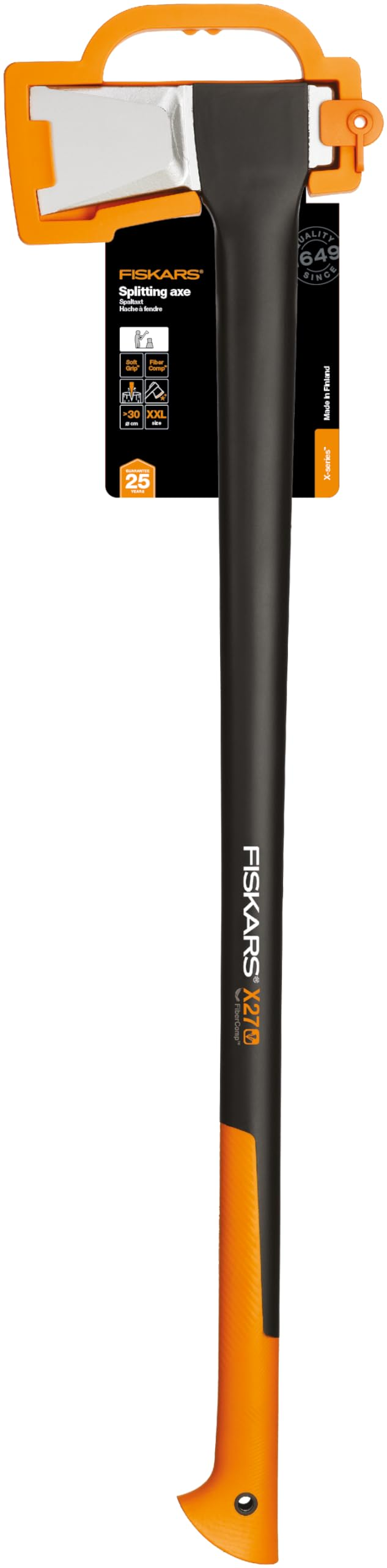 Fiskars X27 Spaltaxt mit schwarzem Stiel, orangefarbenem Griff und Klingenschutz auf weißem Hintergrund.