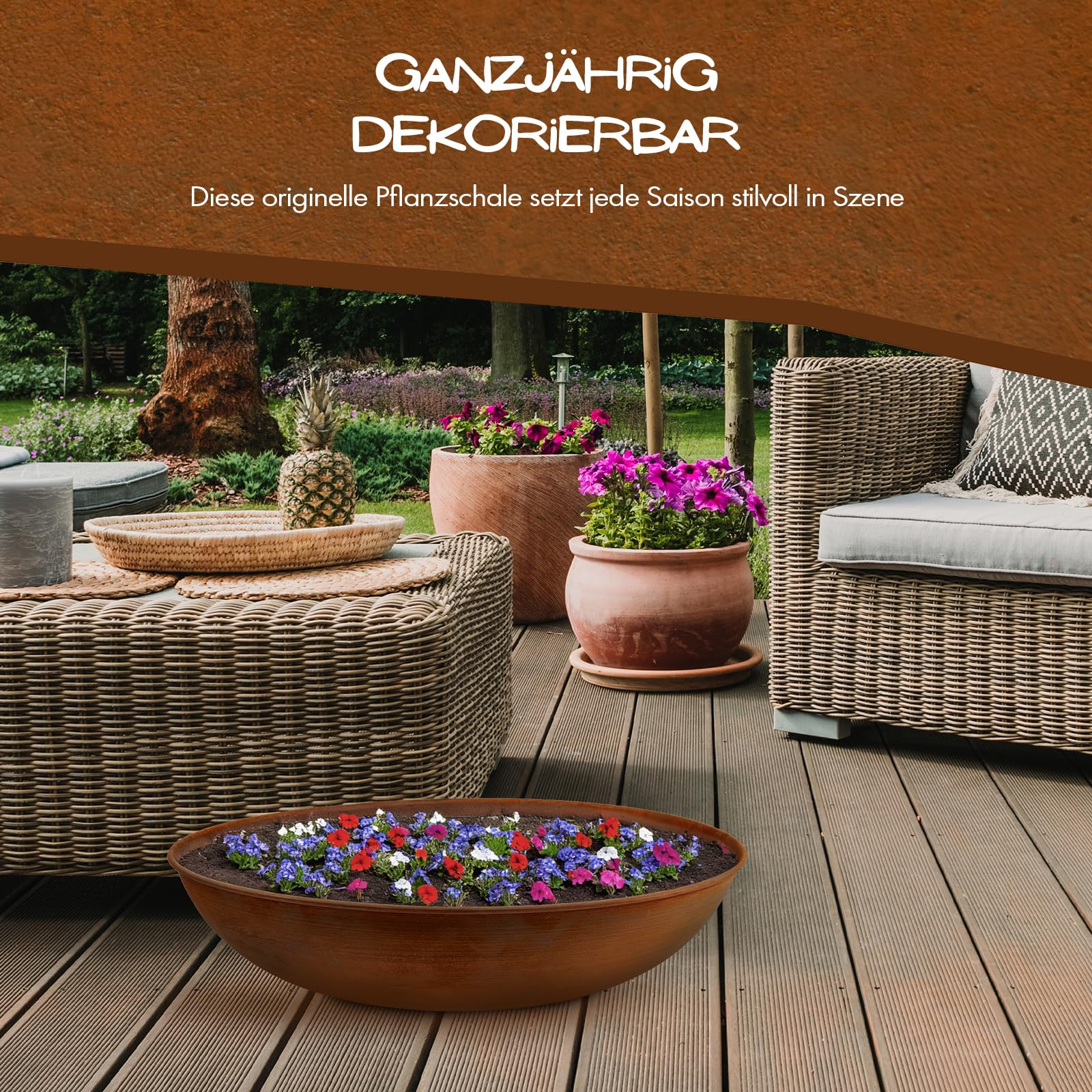 Une coupe à plantes peu profonde avec des fleurs colorées sur une terrasse en bois avec des meubles en rotin.
