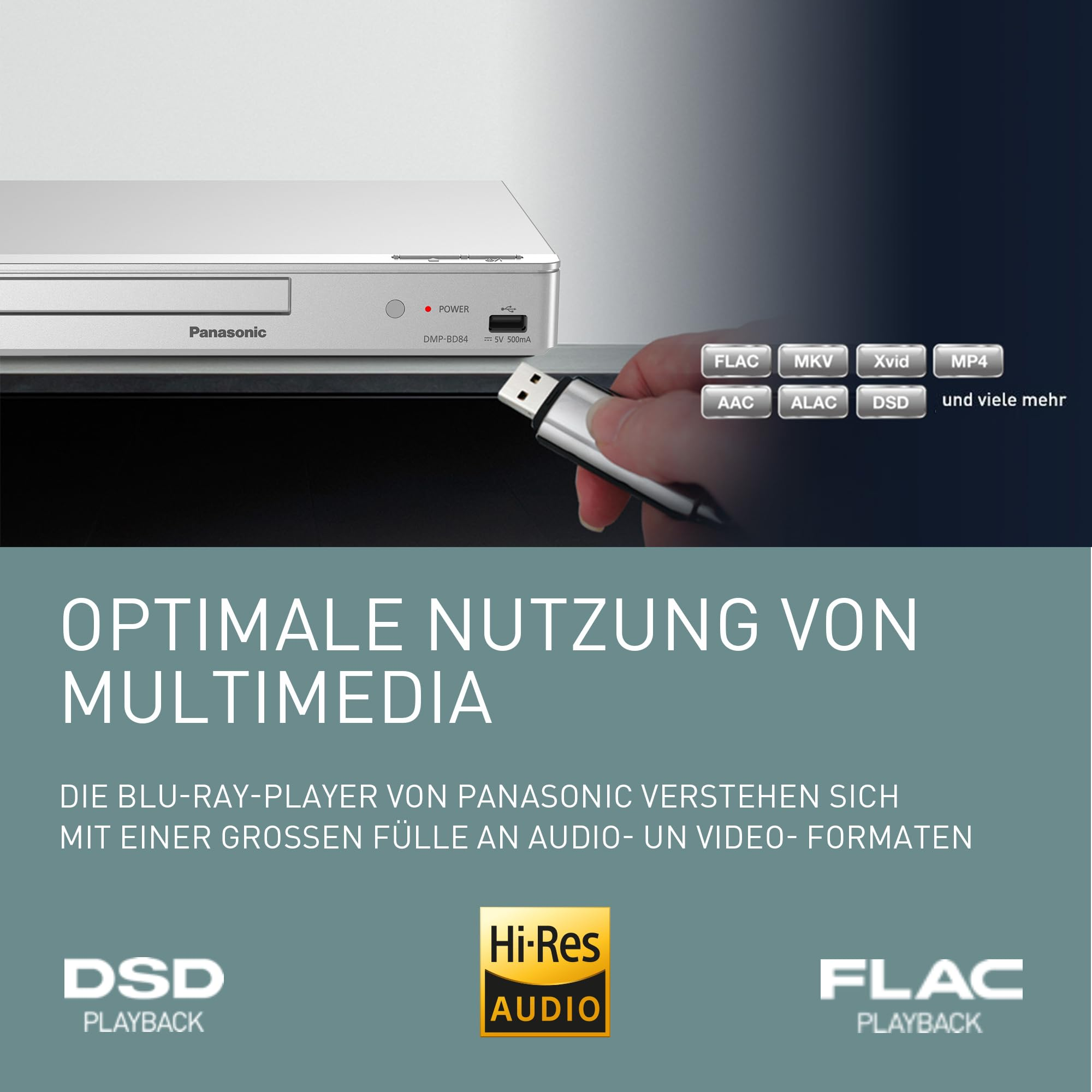 Una chiavetta USB viene inserita in un lettore Blu-ray Panasonic, con loghi di formati multimediali.