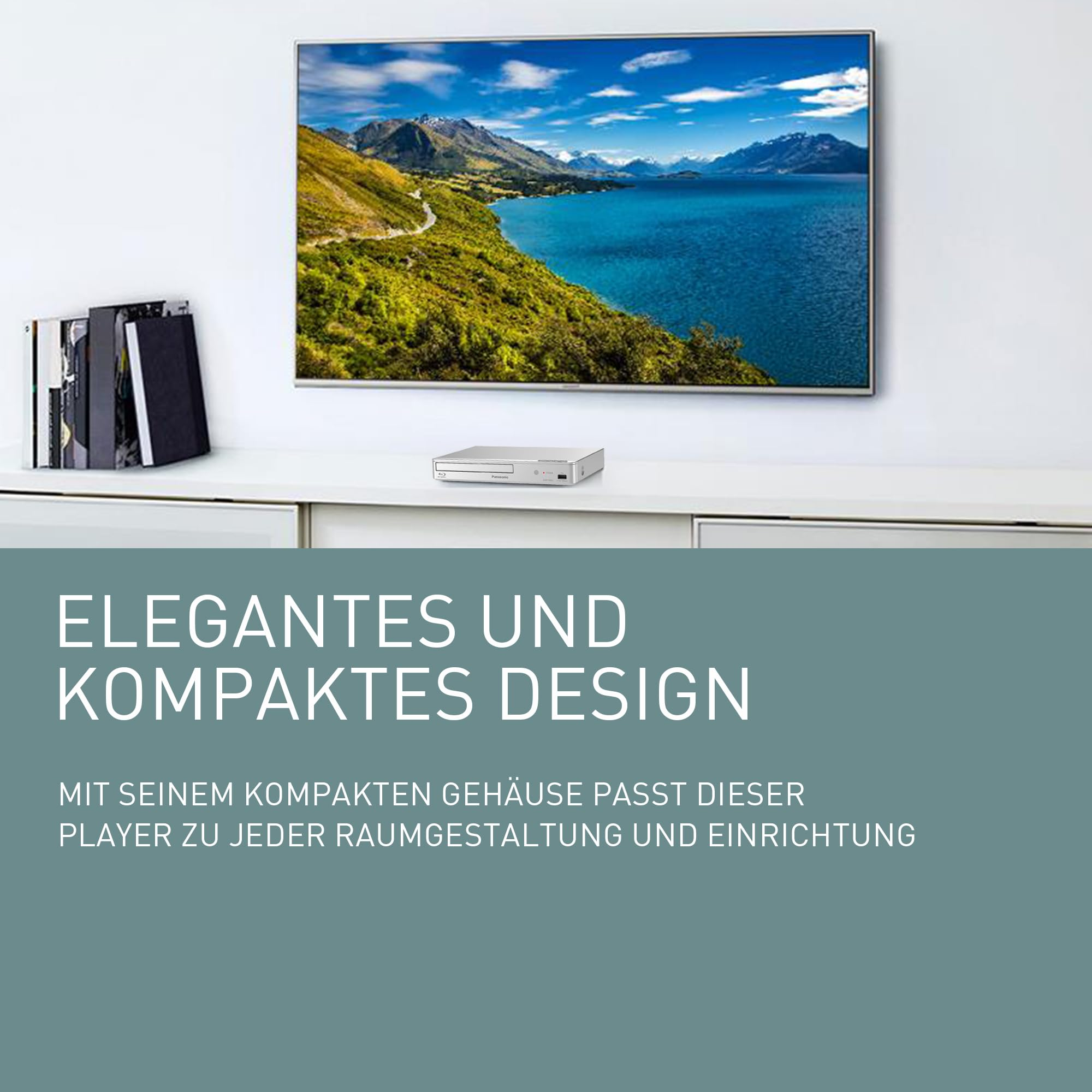 Un mobile bianco sostiene un lettore sotto una TV con paesaggio lacustre. A sinistra ci sono libri.
