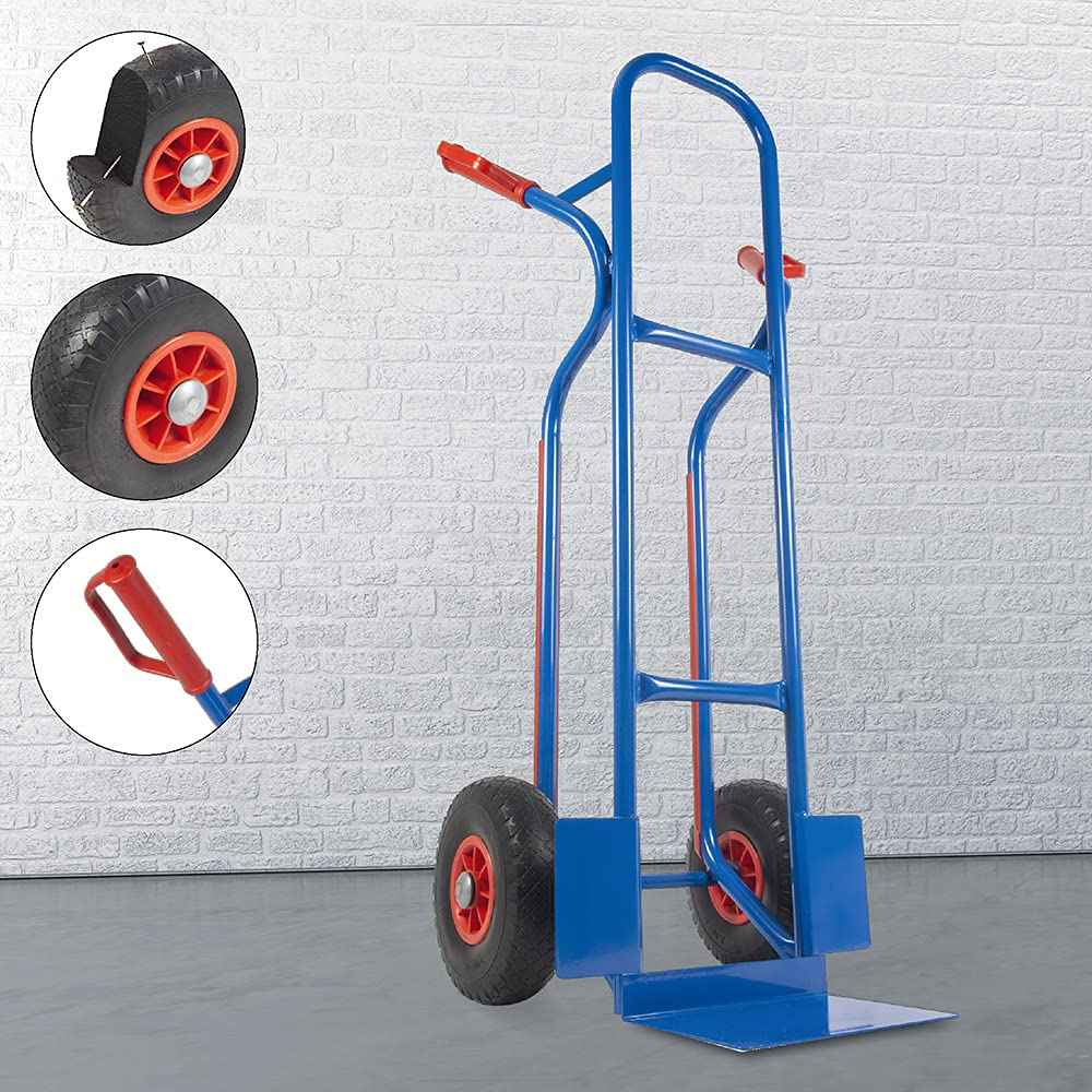 Blaue Sackkarre mit roten Rädern und Handgriffen vor weißer Backsteinwand mit drei Detailkreisen.