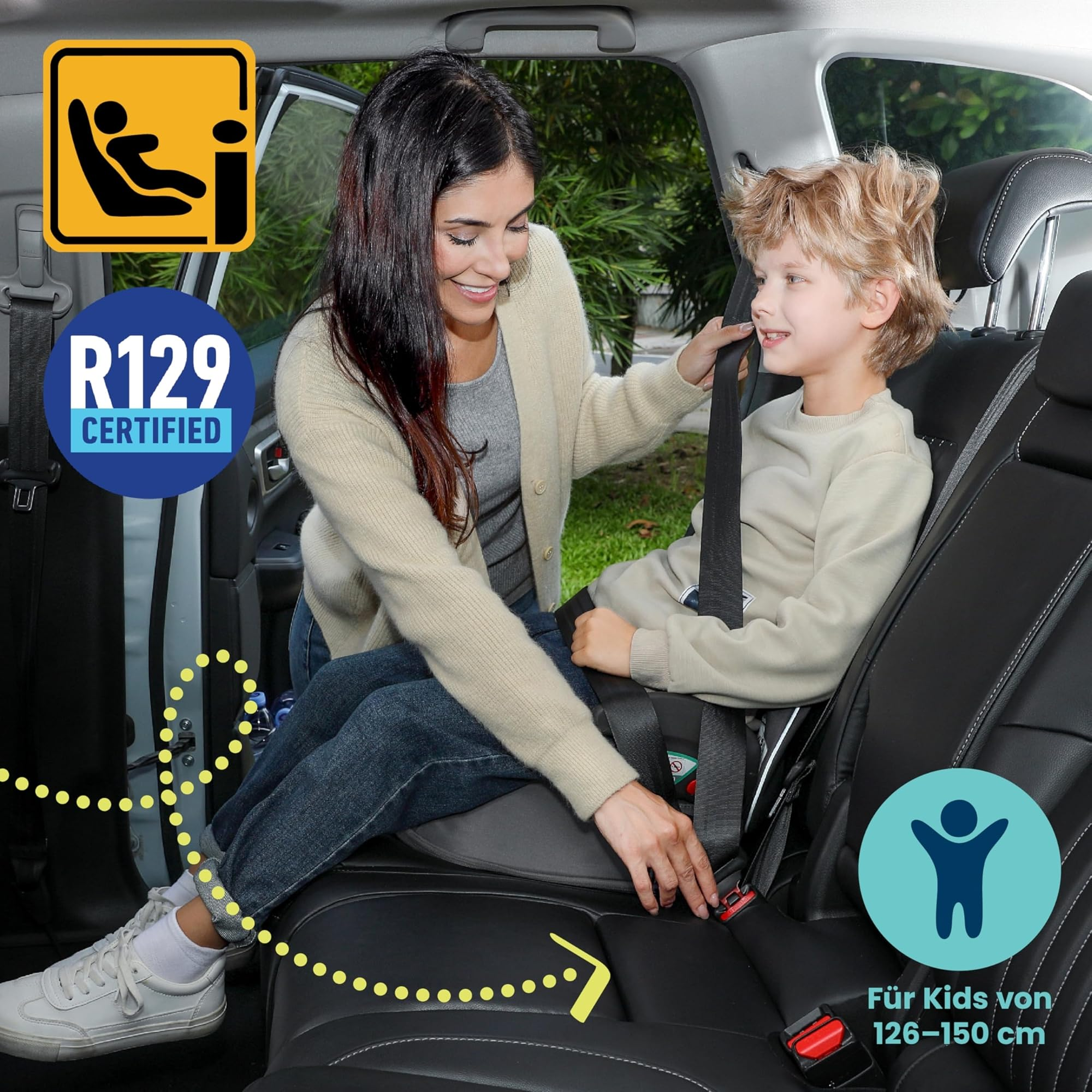 Eine Frau hilft einem Jungen, sich auf dem Rücksitz eines Autos anzuschnallen.
