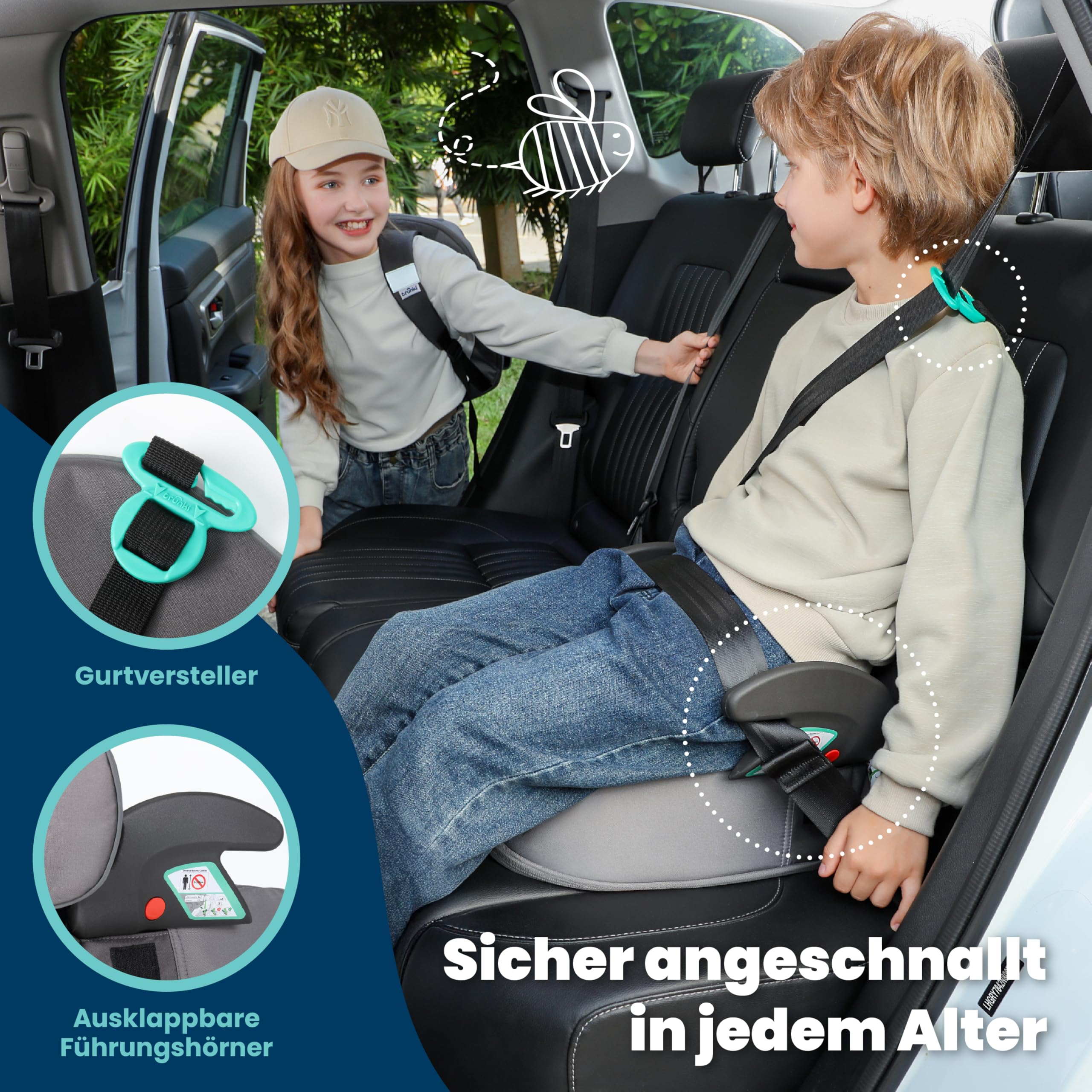Ein Junge sitzt auf einer Sitzerhöhung im Auto und ist angeschnallt, während ein Mädchen daneben steht.