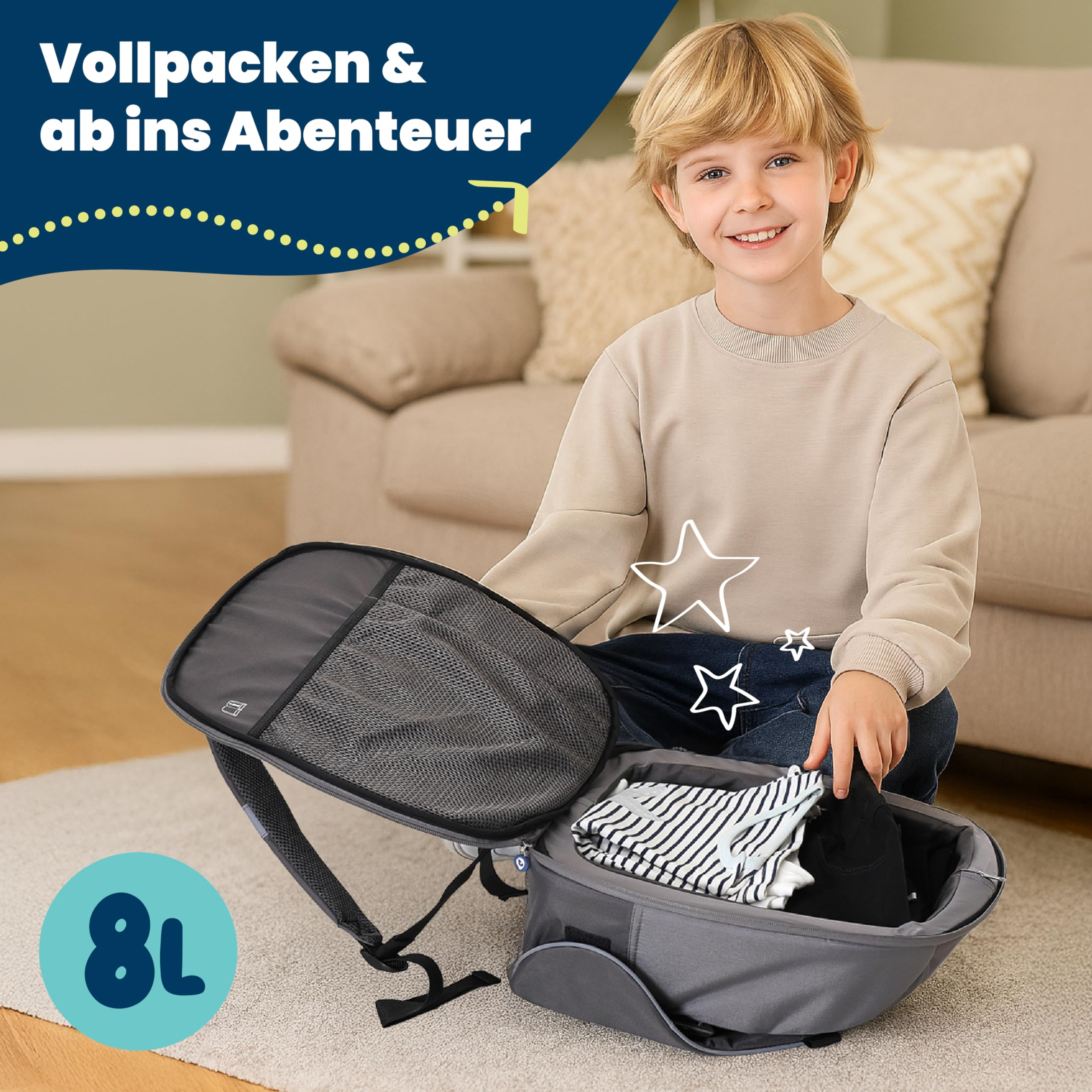 Ein lächelnder Junge packt Kleidung in einen offenen grauen Rucksack.