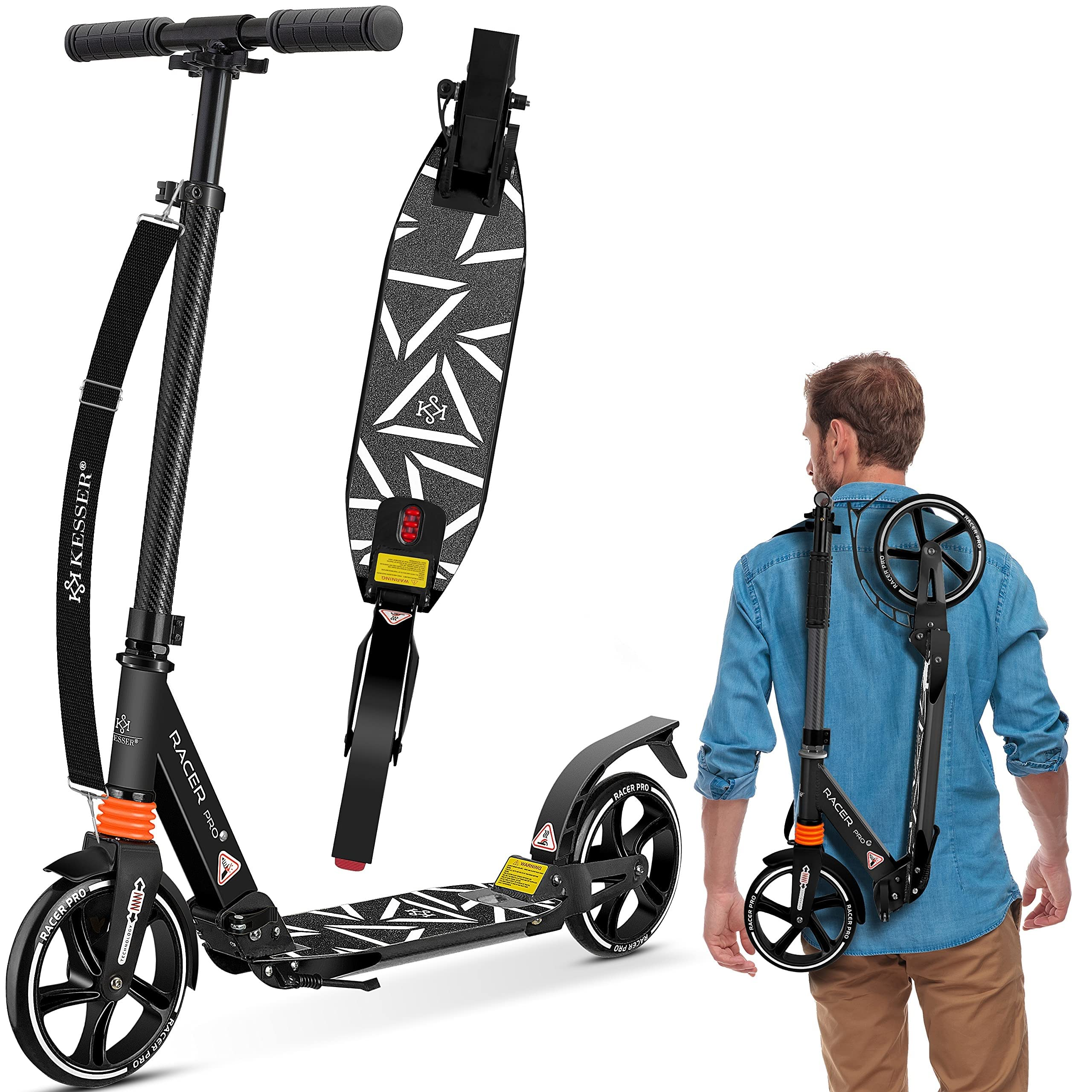 Une trottinette noire à motifs et un homme portant la trottinette pliée sur son dos avec une sangle sur fond blanc.