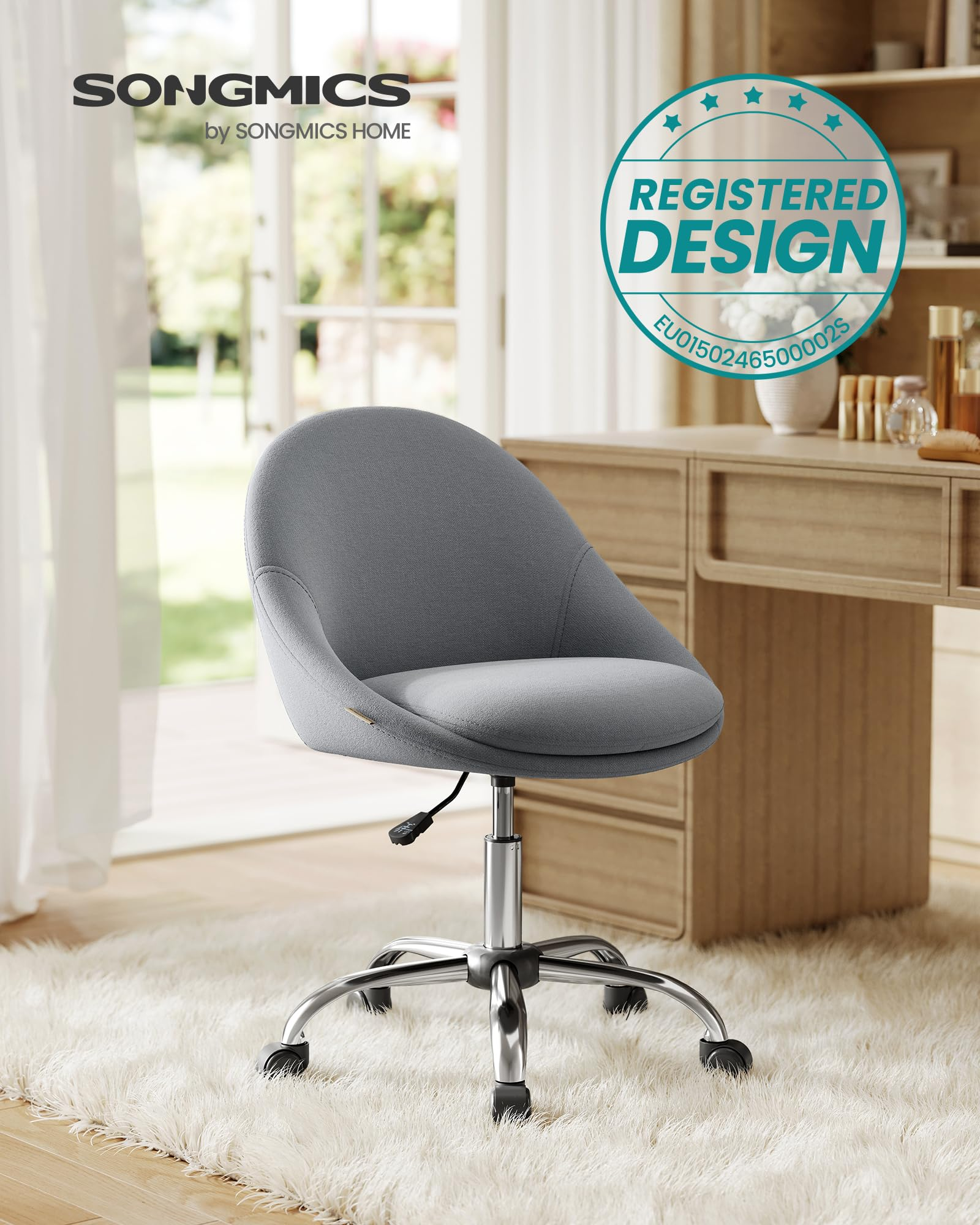 Chaise de bureau grise à roulettes et base réglable sur tapis blanc devant un bureau en bois.