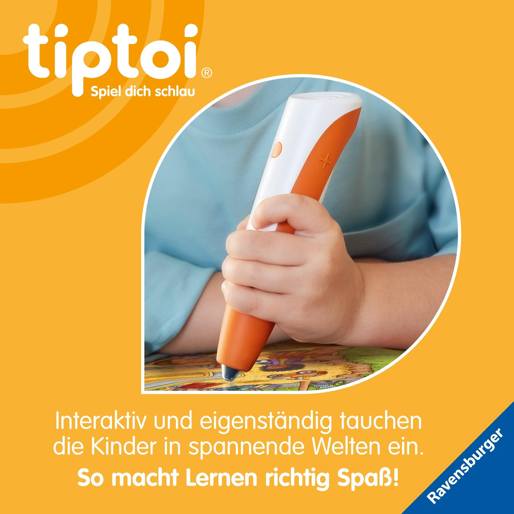 La mano di un bambino tiene una penna educativa Tiptoi arancione e bianca su un libro.