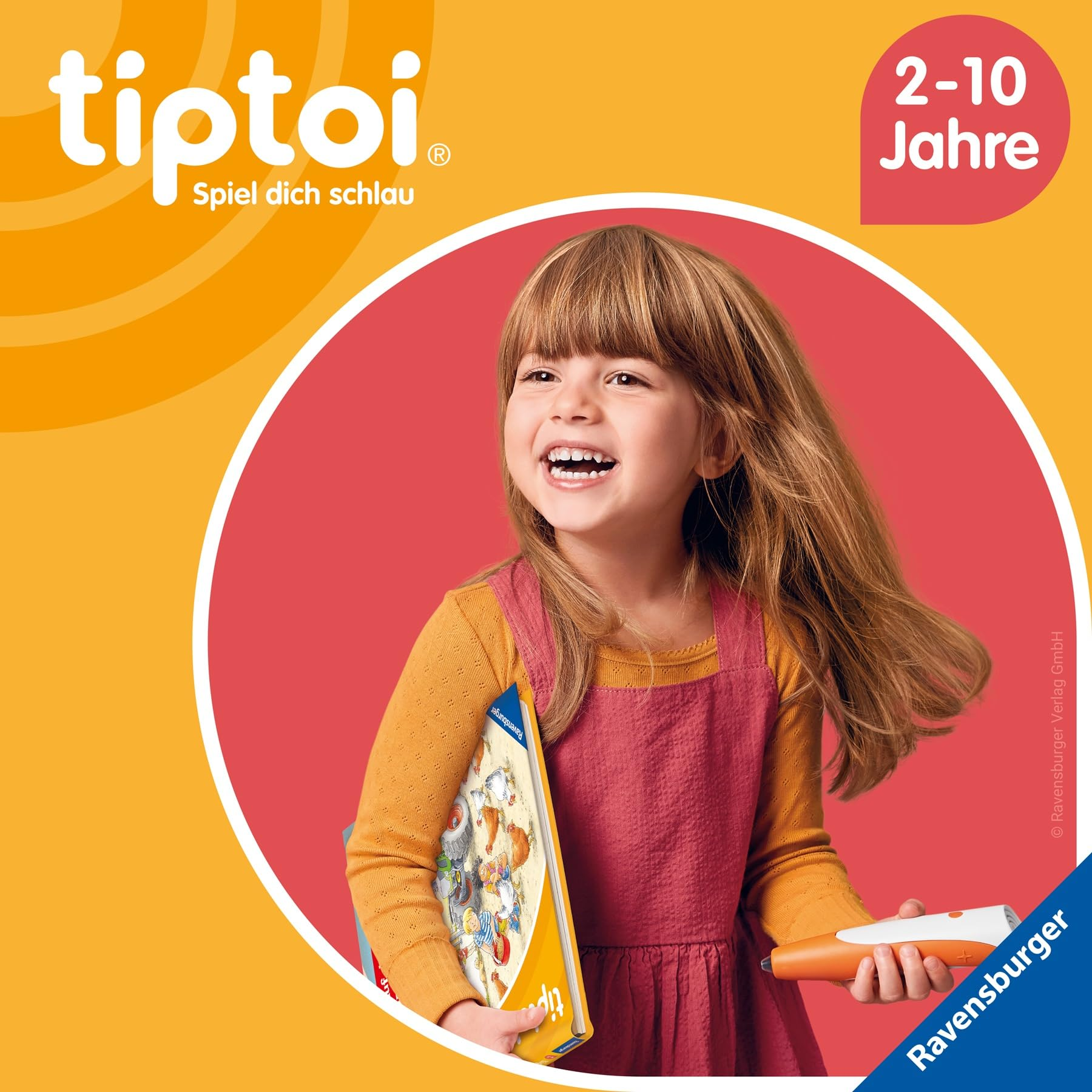 Una bambina felice tiene in mano un libro e una penna tiptoi su sfondo giallo e rosso.