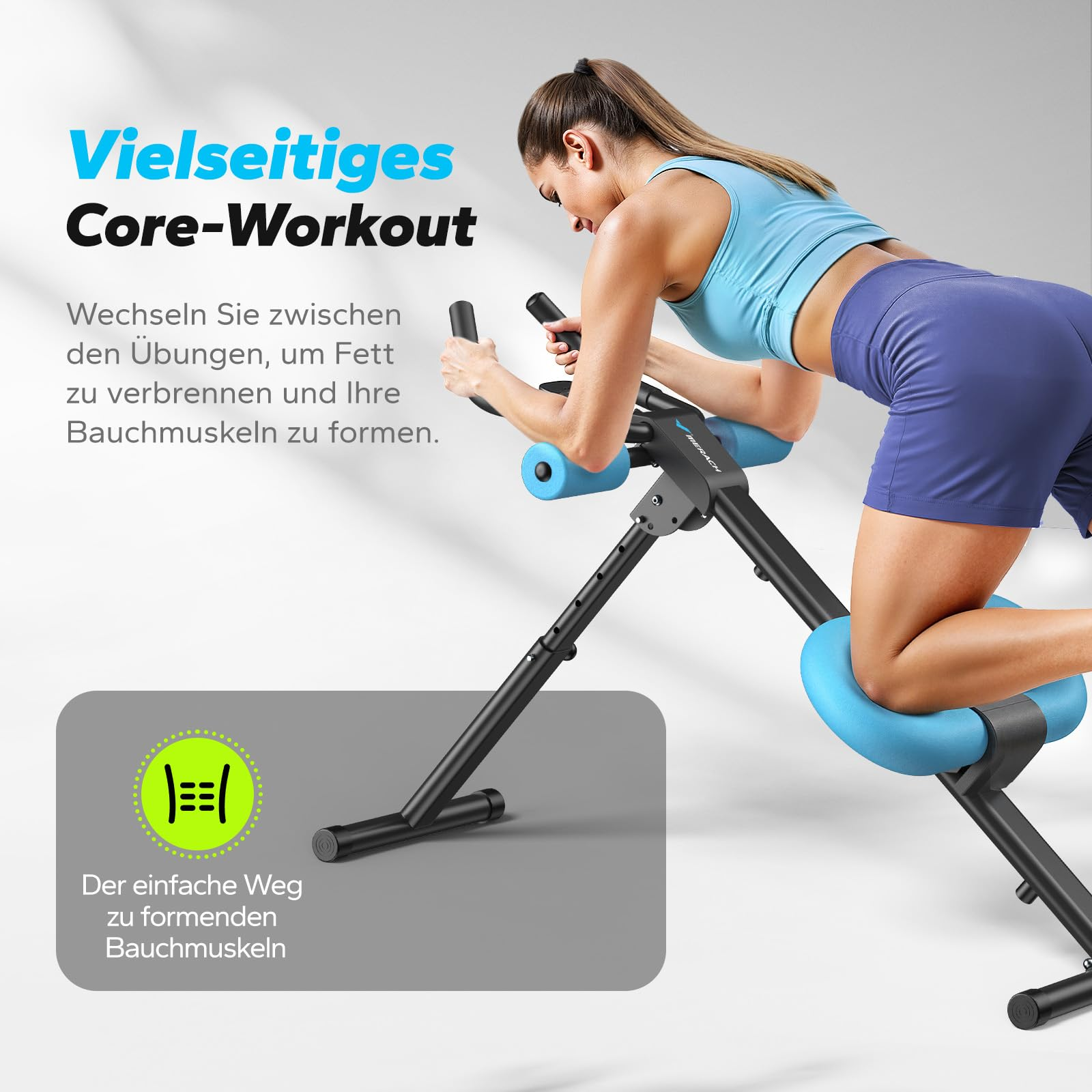 Frau trainiert Bauchmuskeln auf einem schwarzen Core-Trainer mit blauen Polstern vor weißem Hintergrund.