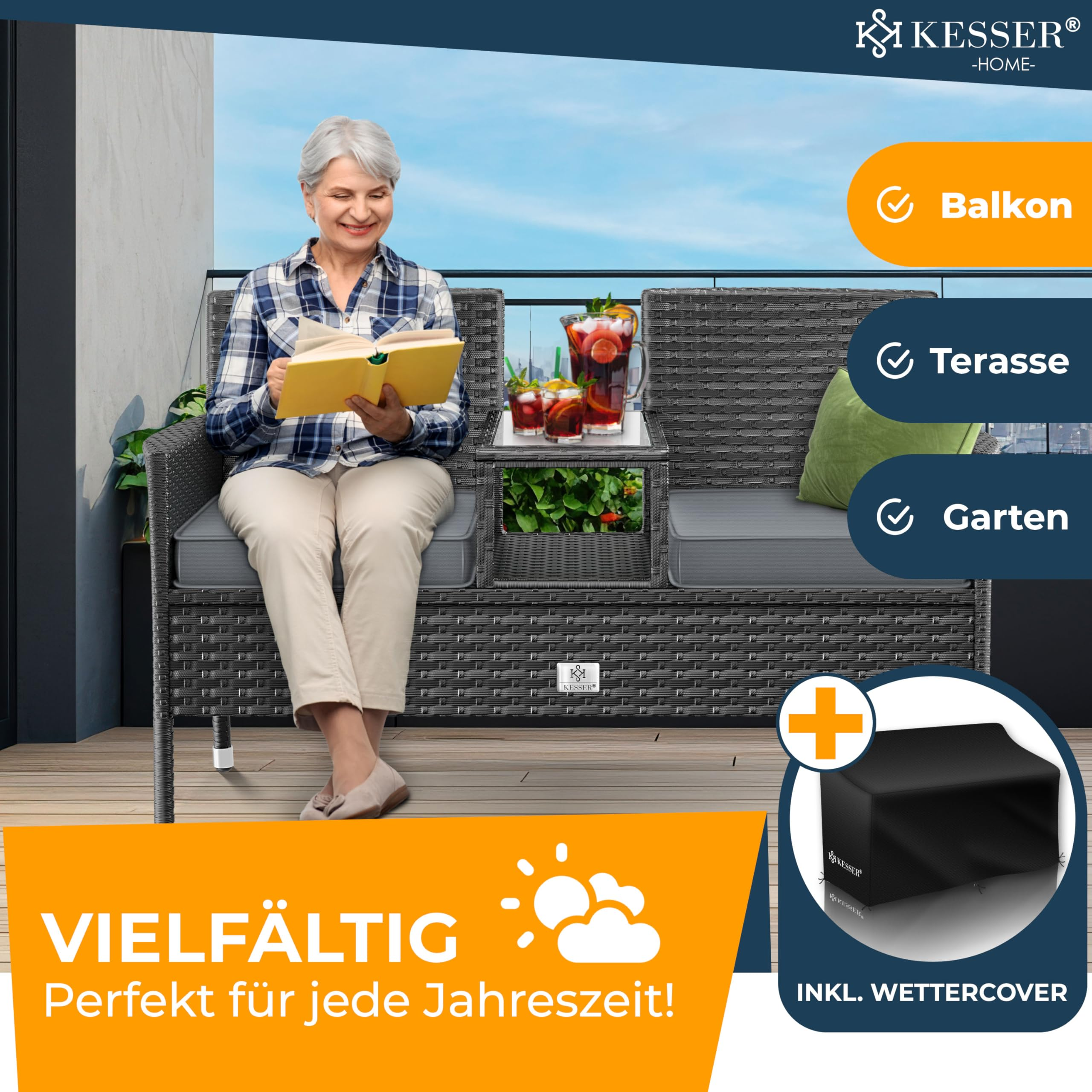 Ältere Frau liest Buch auf Rattan-Gartensofa mit Getränken und Wetterschutzhülle.