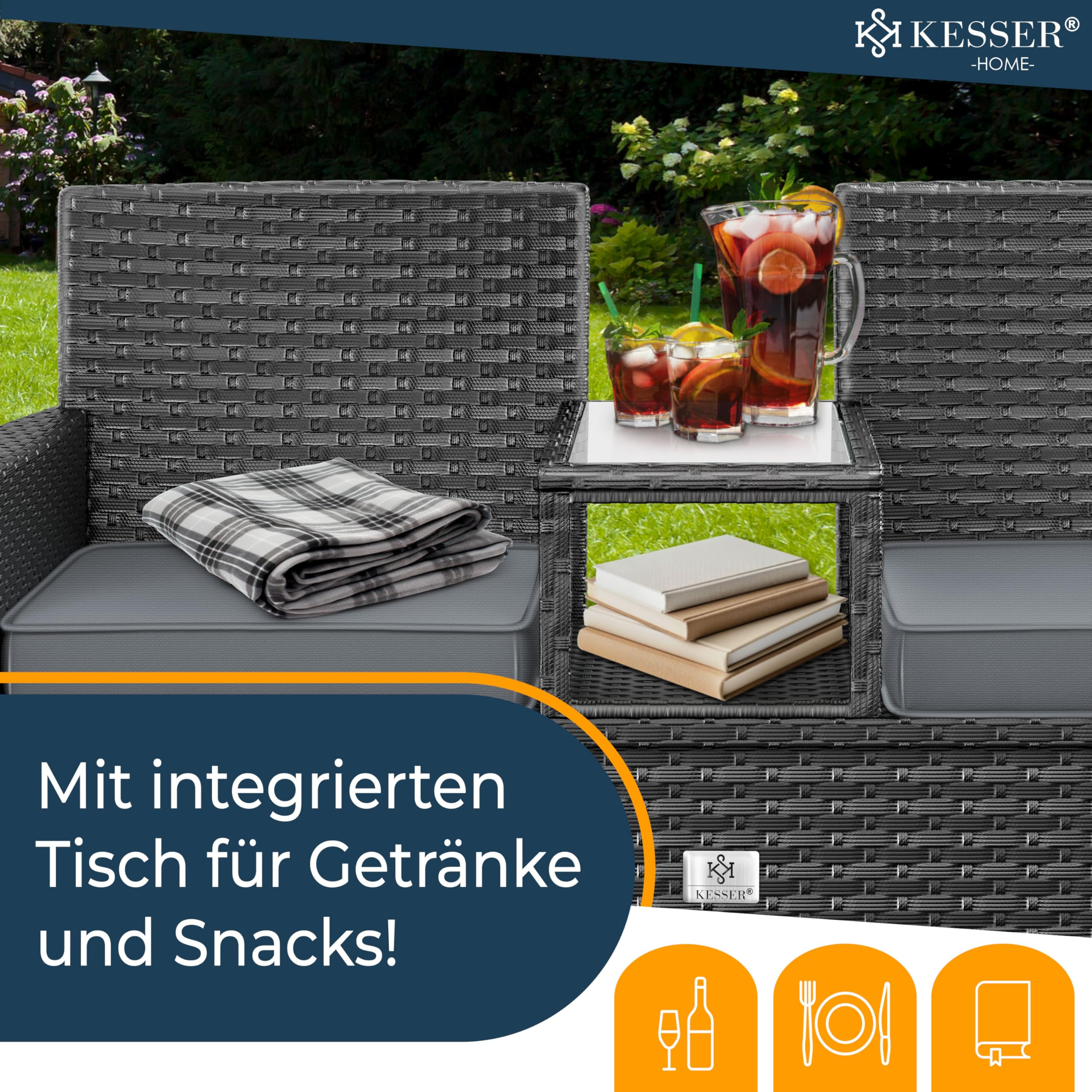Graues Rattan-Sofa mit integriertem Glastisch, darauf ein Krug mit Getränk, Gläser und Bücher im Garten.