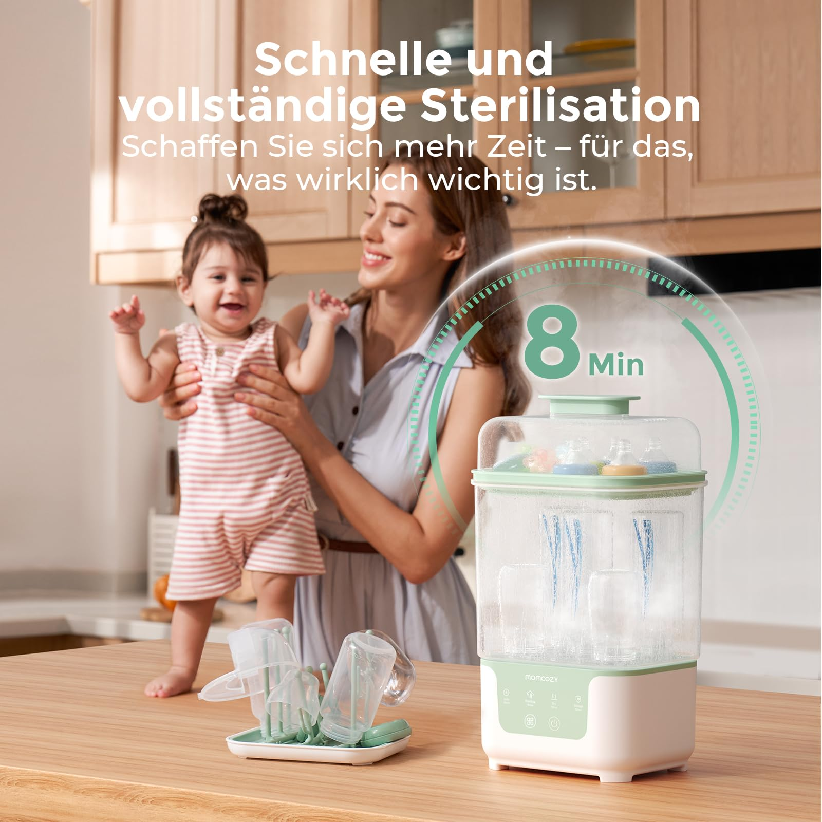 Mère tenant un bébé souriant dans la cuisine, à côté d'un stérilisateur de biberons et un minuteur.
