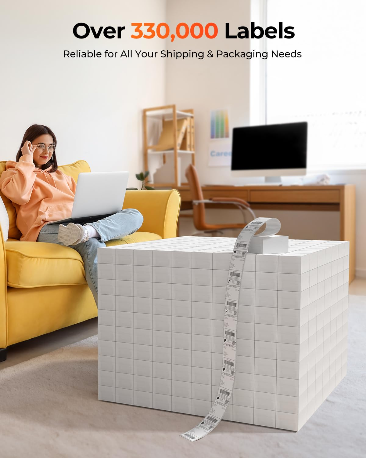 Une femme assise sur un canapé jaune avec un ordinateur portable près d'un grand cube d'étiquettes blanches.