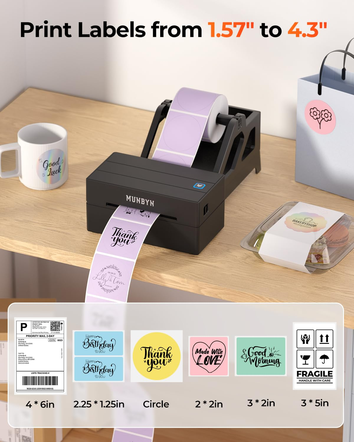 Une imprimante d'étiquettes MUNBYN noire sur un bureau avec rouleau, tasse, sac et exemples.