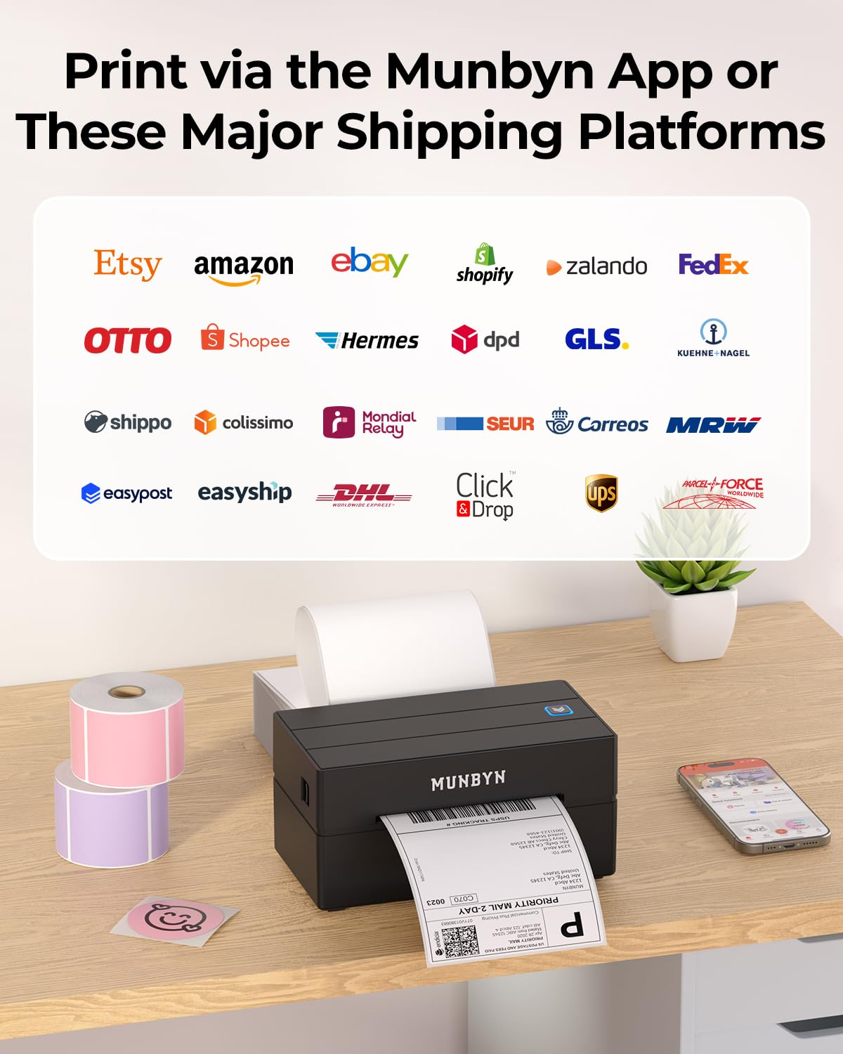Une imprimante d'étiquettes Munbyn noire sur un bureau avec des logos de plateformes d'expédition.