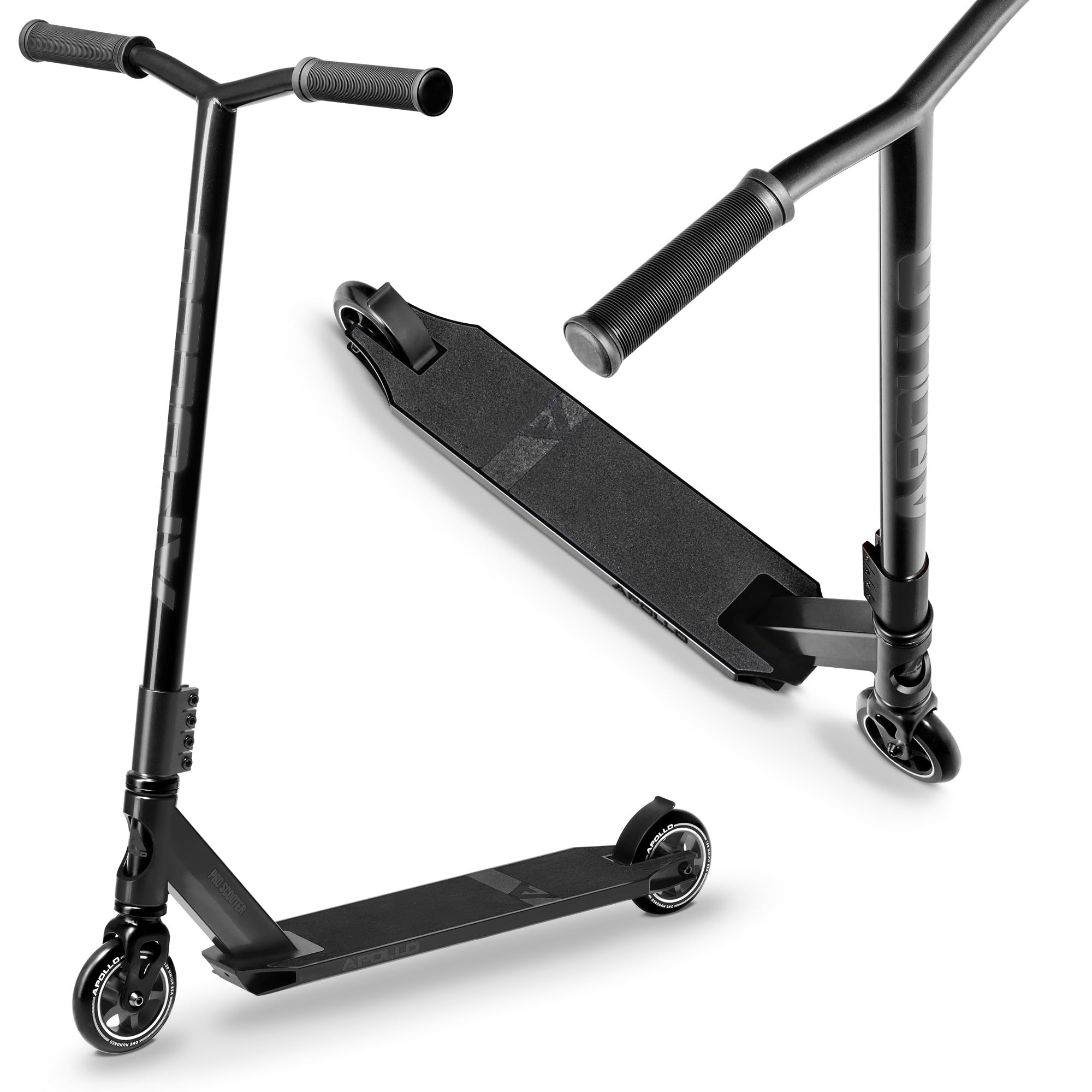 Une trottinette freestyle noire avec poignées côtelées et logos, vue sous deux angles sur un fond blanc.