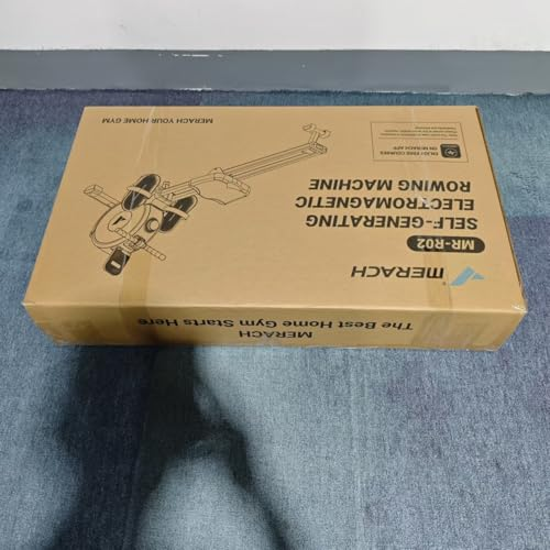 Eine braune Kartonverpackung für die selbstgenerierende elektromagnetische Rudermaschine MR-R02 von Merach auf blauem Teppich.