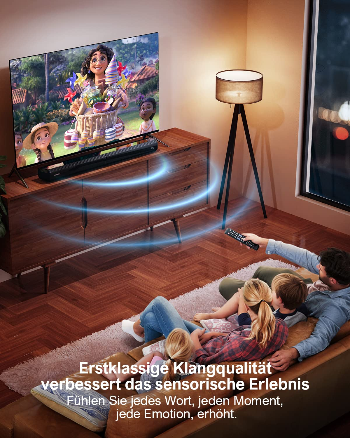 Une famille est assise sur un canapé pour regarder la télévision avec une barre de son.
