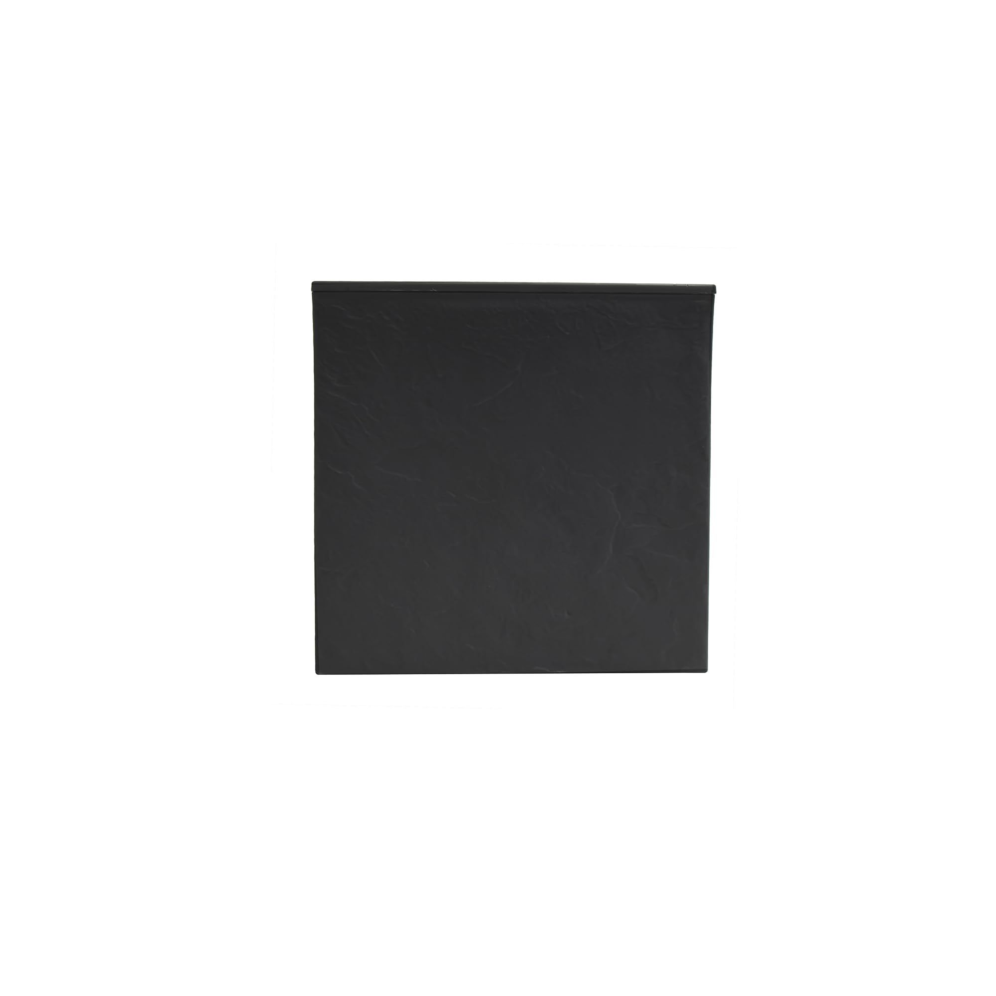 Un panneau noir carré avec une surface texturée sur fond blanc.