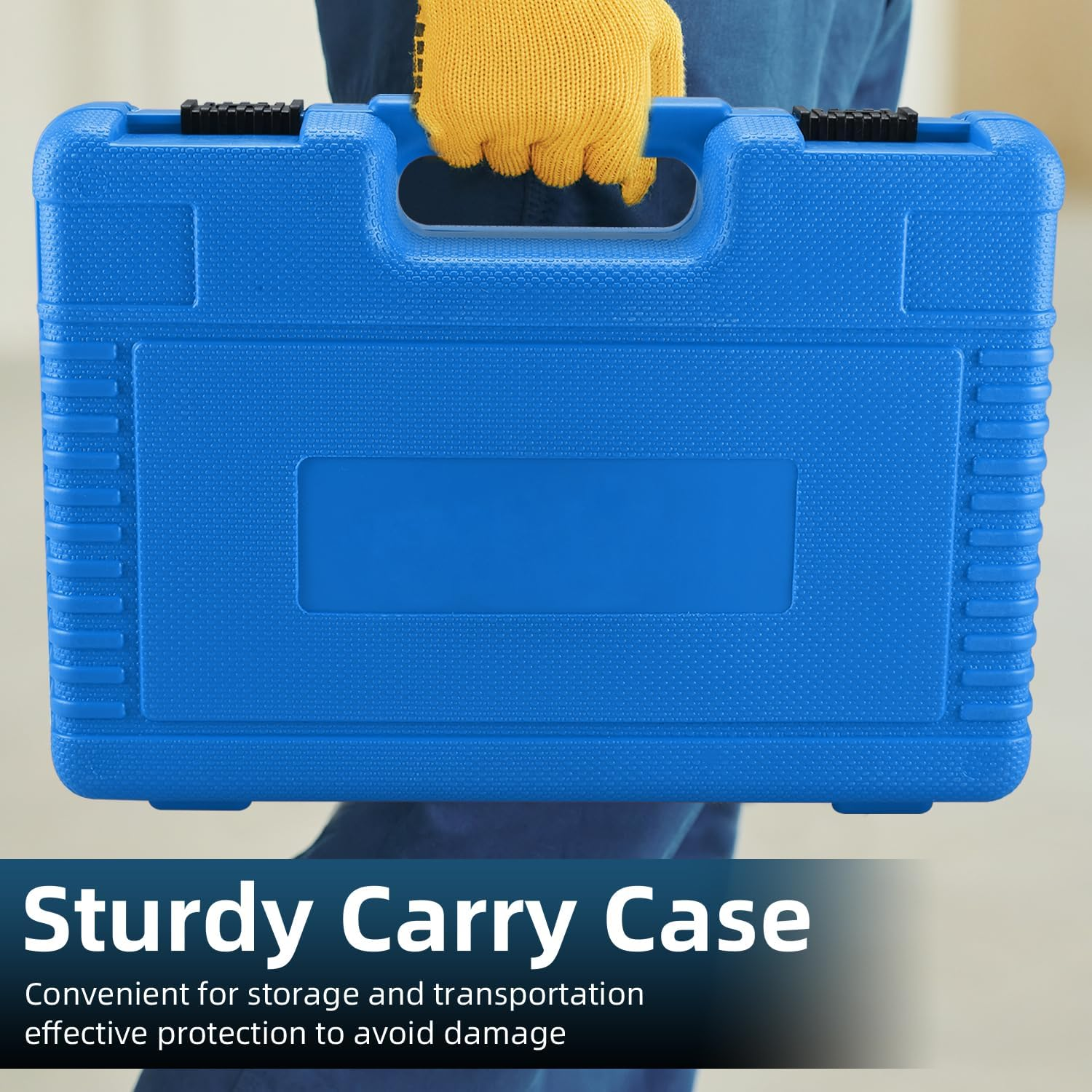 Person hält einen blauen Kunststoffkoffer in gelben Arbeitshandschuhen, der Text "Sturdy Carry Case" ist unten eingeblendet.