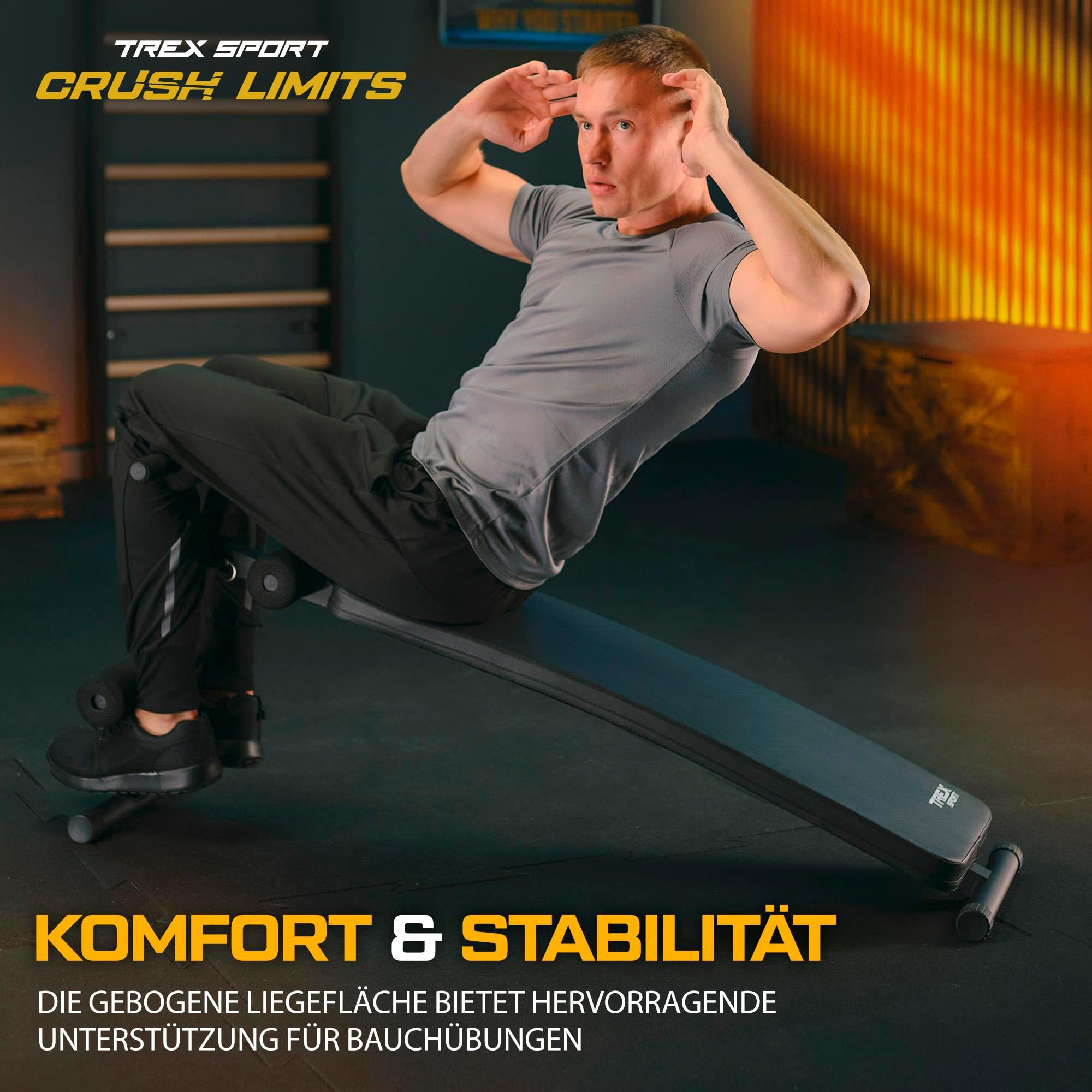 Ein Mann macht Bauchpressen auf einer gebogenen schwarzen Hantelbank in einem Fitnessstudio.
