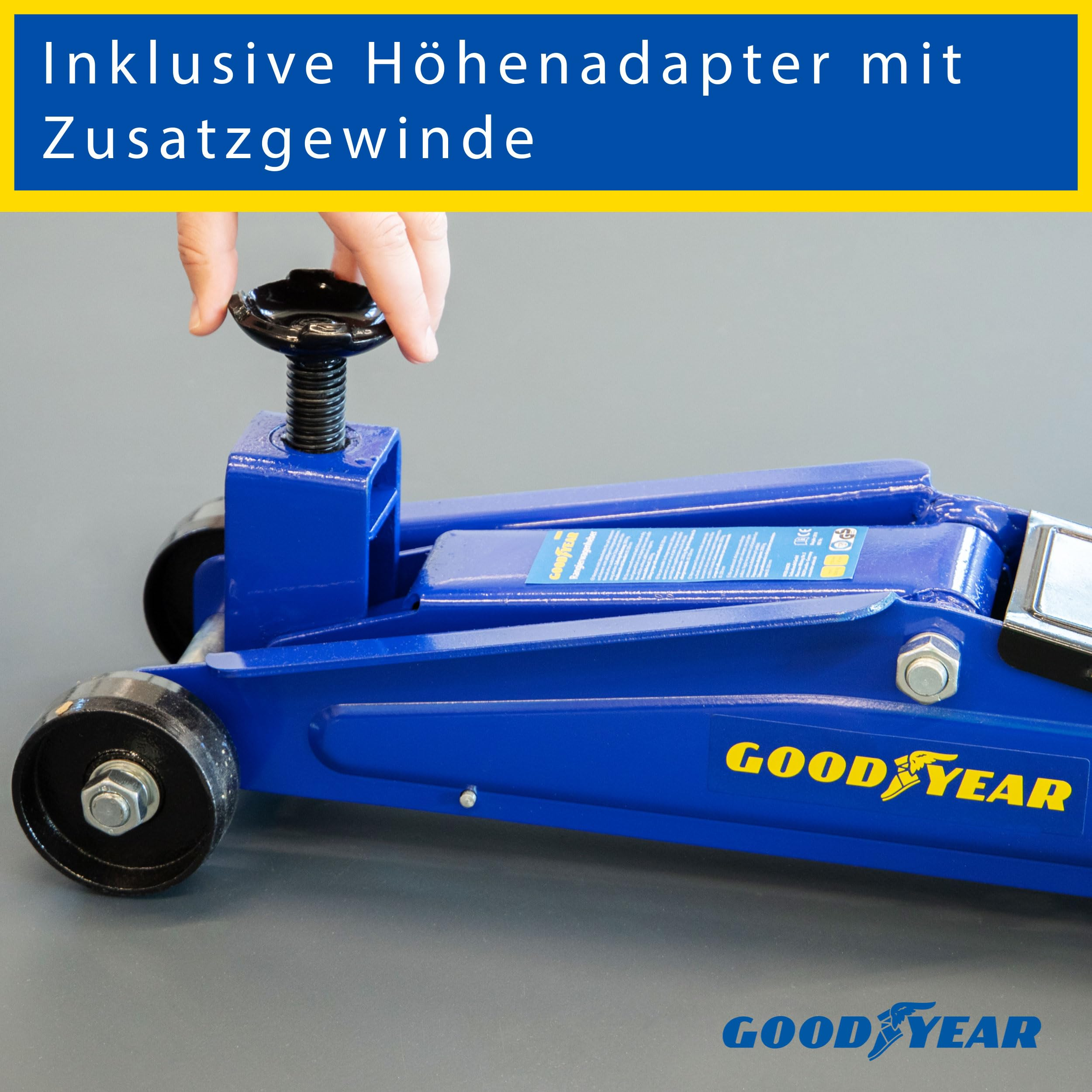 Un cric idraulico blu Goodyear con una mano che gira il tampone regolabile in altezza.