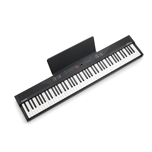 Ein schwarzes Elektronisches Keyboard mit Notenständer auf weißem Hintergrund.