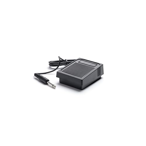 Ein schwarzes Fußpedal mit Kabel und Klinkenstecker auf weißem Hintergrund.