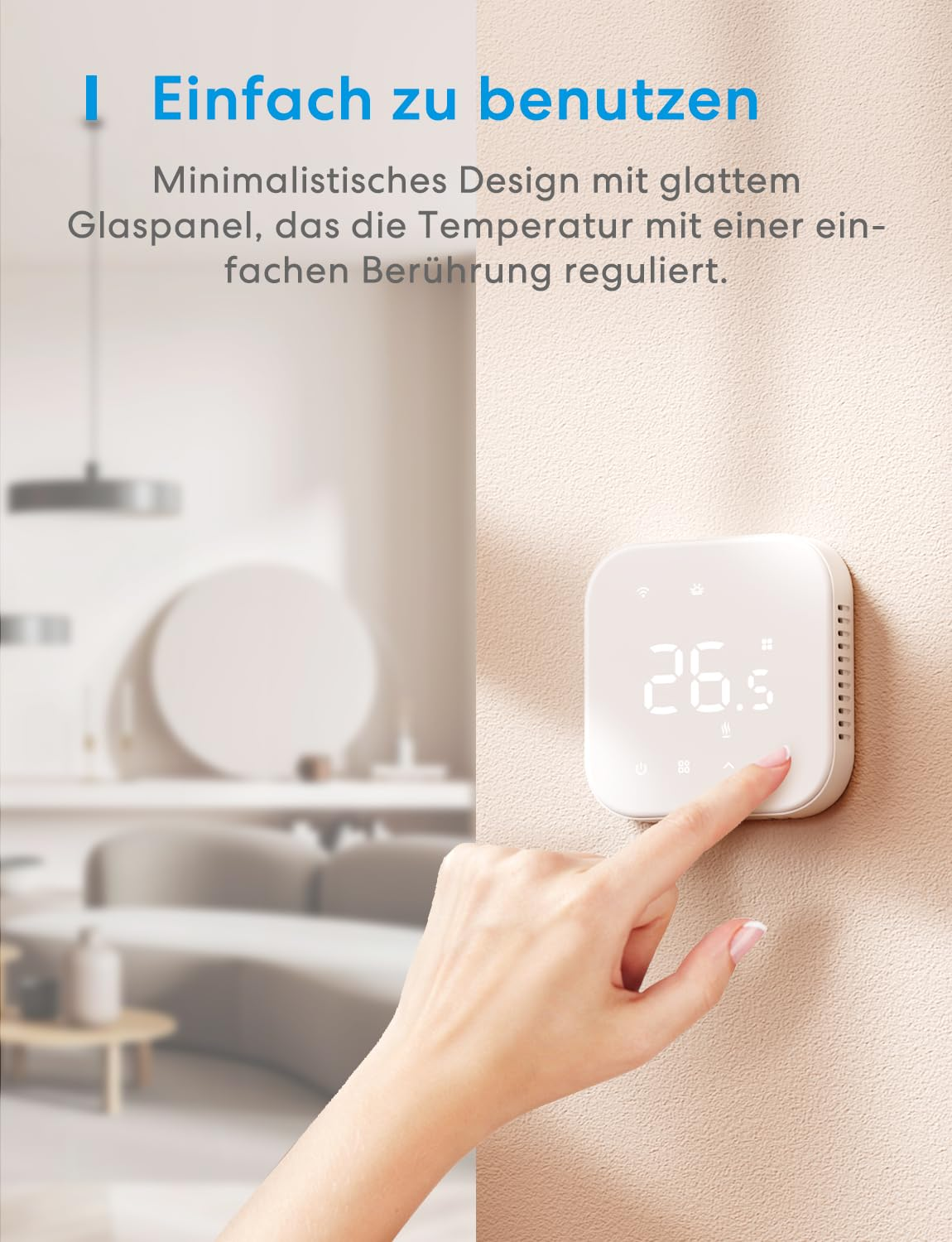 Eine Hand berührt einen weißen digitalen Thermostat an einer Wand.