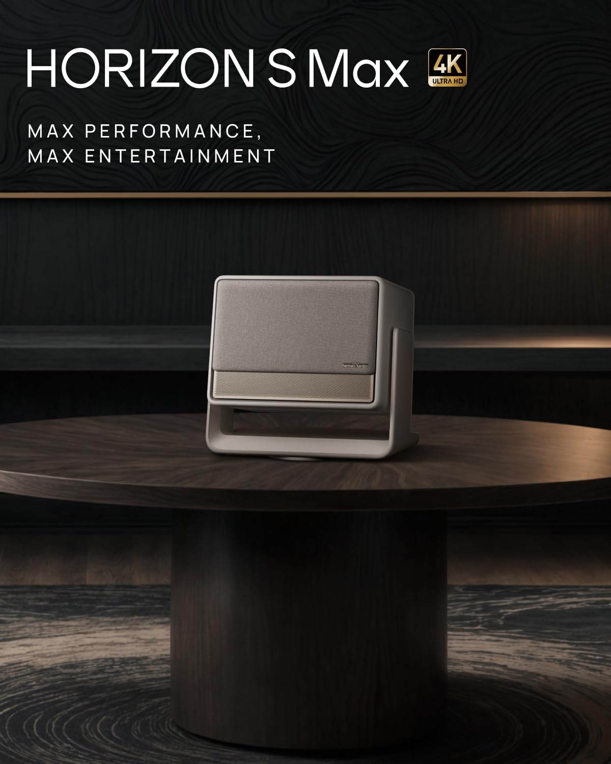 Un proiettore grigio con supporto integrato poggia su un tavolo di legno scuro in una stanza elegante.