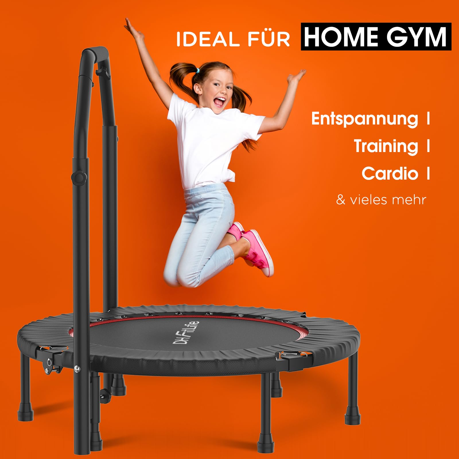 Ein Mädchen springt freudig auf einem schwarzen Minitrampolin vor orangefarbenem Hintergrund mit Text.