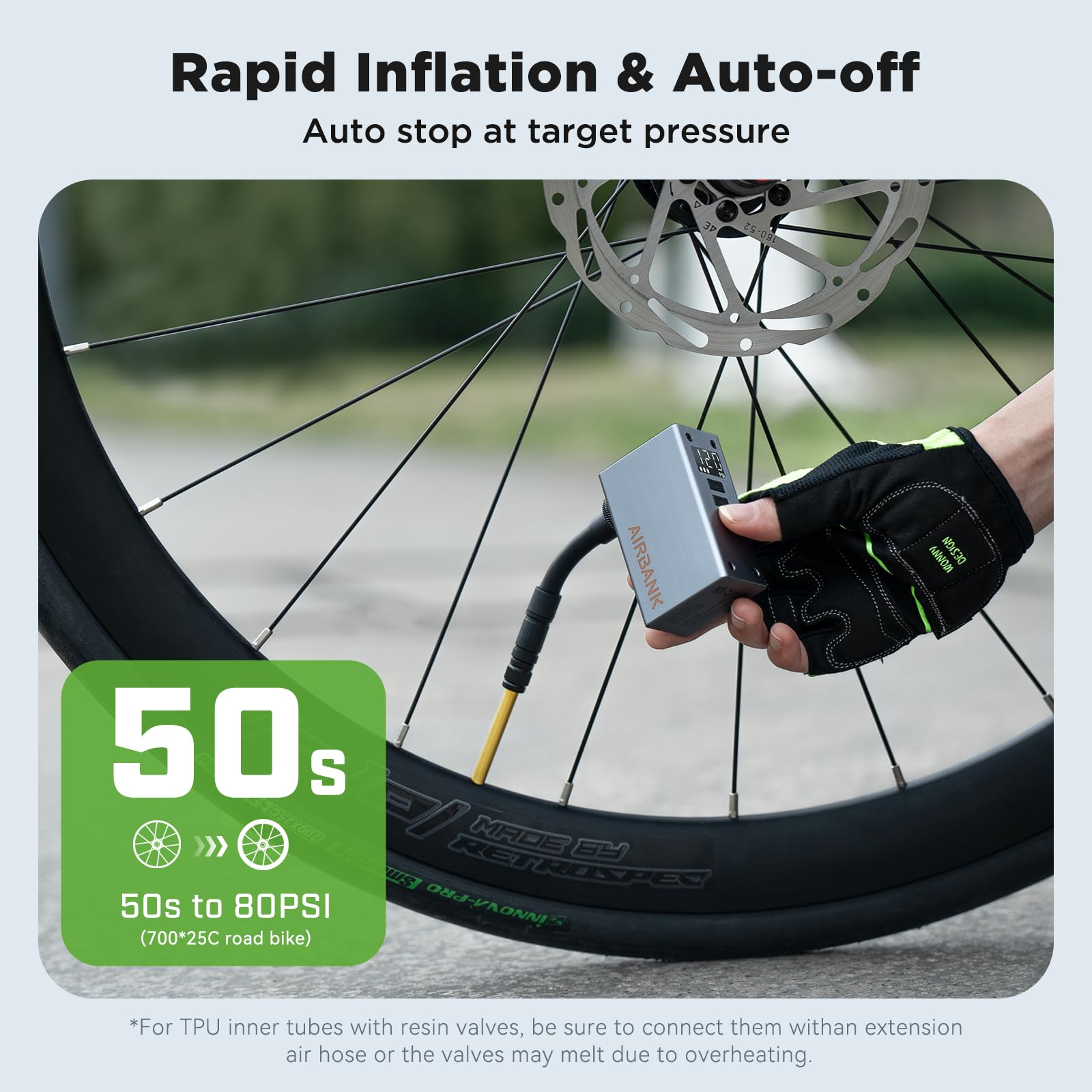 Une main gantée utilise une petite pompe pour gonfler un pneu de vélo.