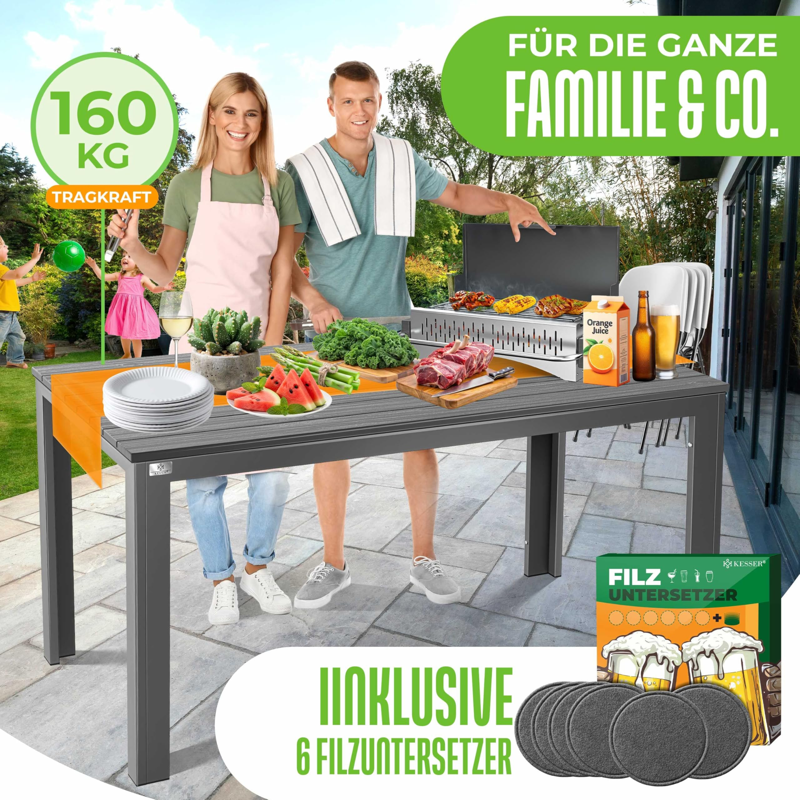 Ein lächelndes Paar steht hinter einem Gartentisch voller Essen und einem Grill.
