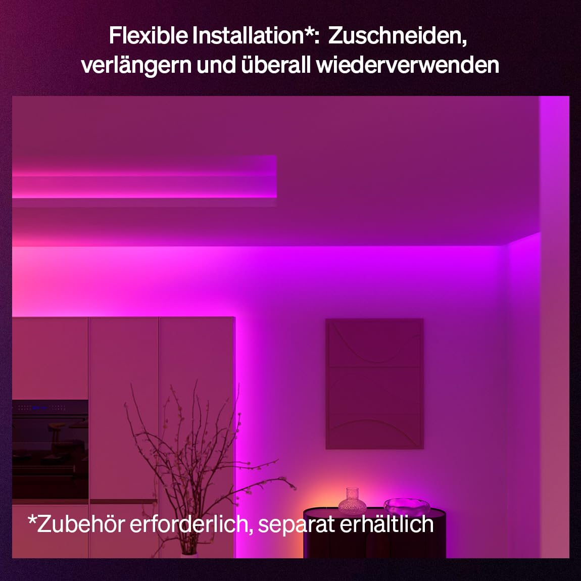 Lila LED-Streifen beleuchten stilvoll eine moderne Küche, ein Wandbild und dekorative Zweige in einer Vase.