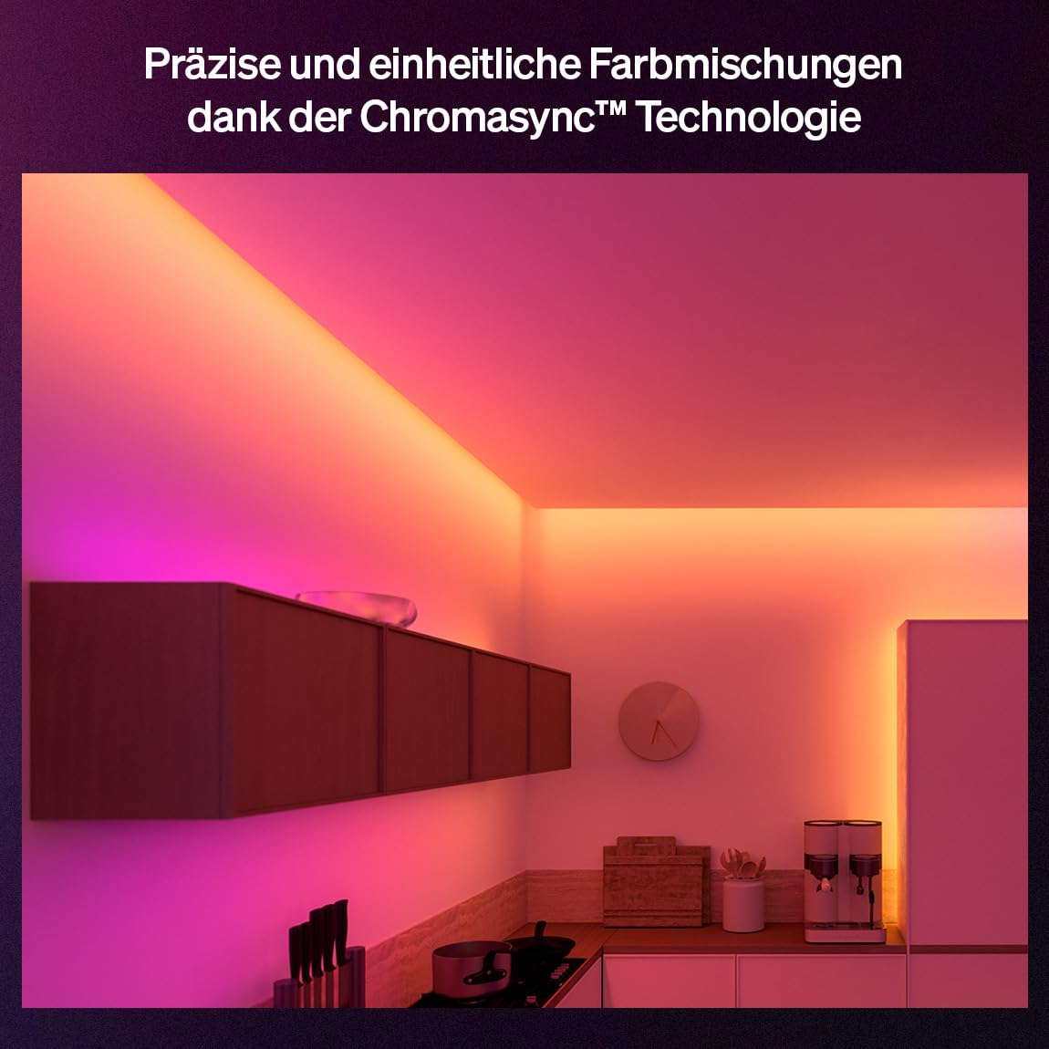 Moderne Küche beleuchtet mit pinken und orangefarbenen LED-Streifen unter den Schränken und an der Decke.