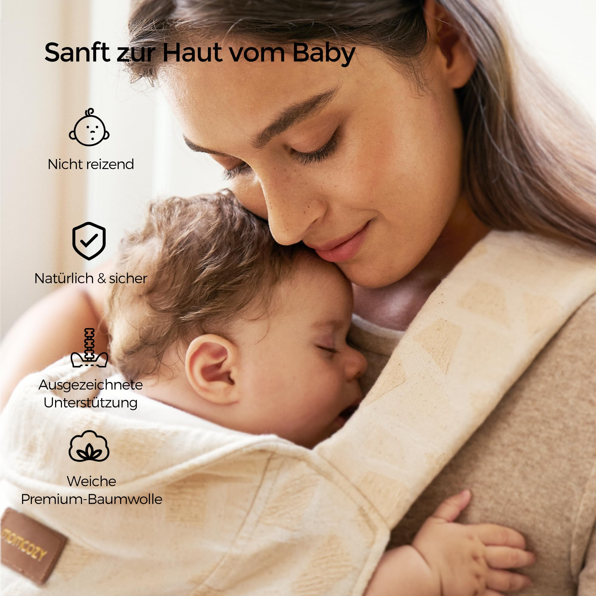 Una madre tiene dolcemente il suo bambino che dorme in un marsupio.