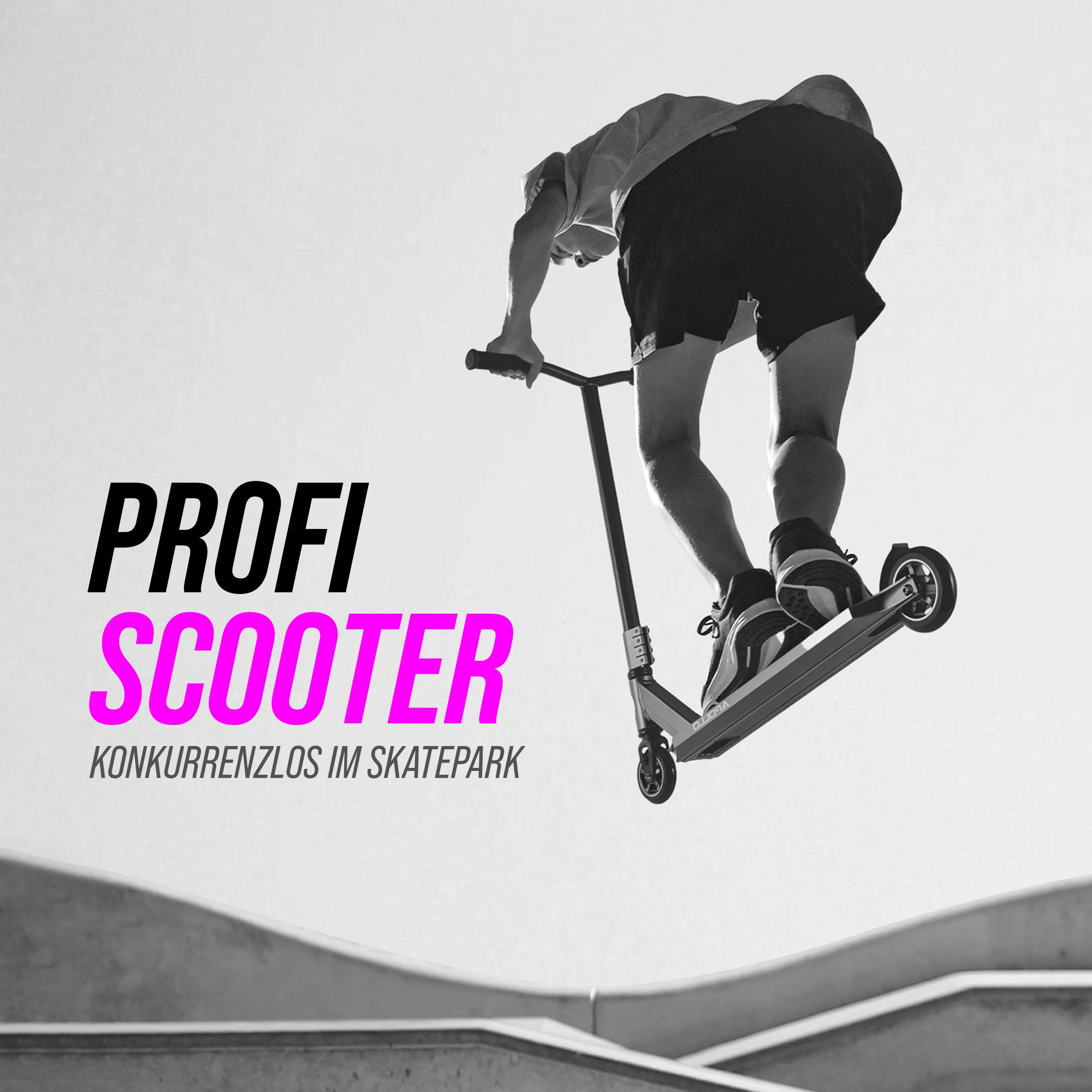 Uno skater esegue un salto con un monopattino acrobatico in uno skatepark.