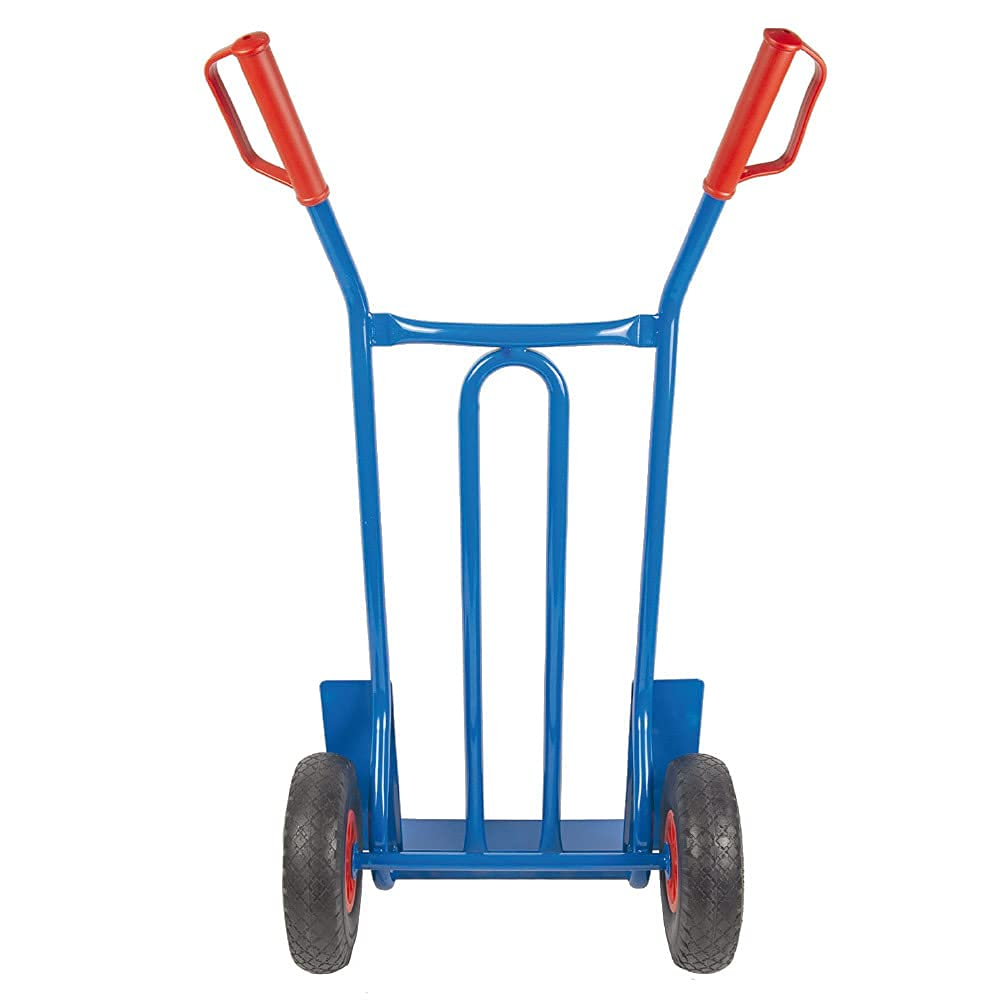 Eine blaue Sackkarre mit zwei schwarzen Rädern und roten Griffen vor weißem Hintergrund.
