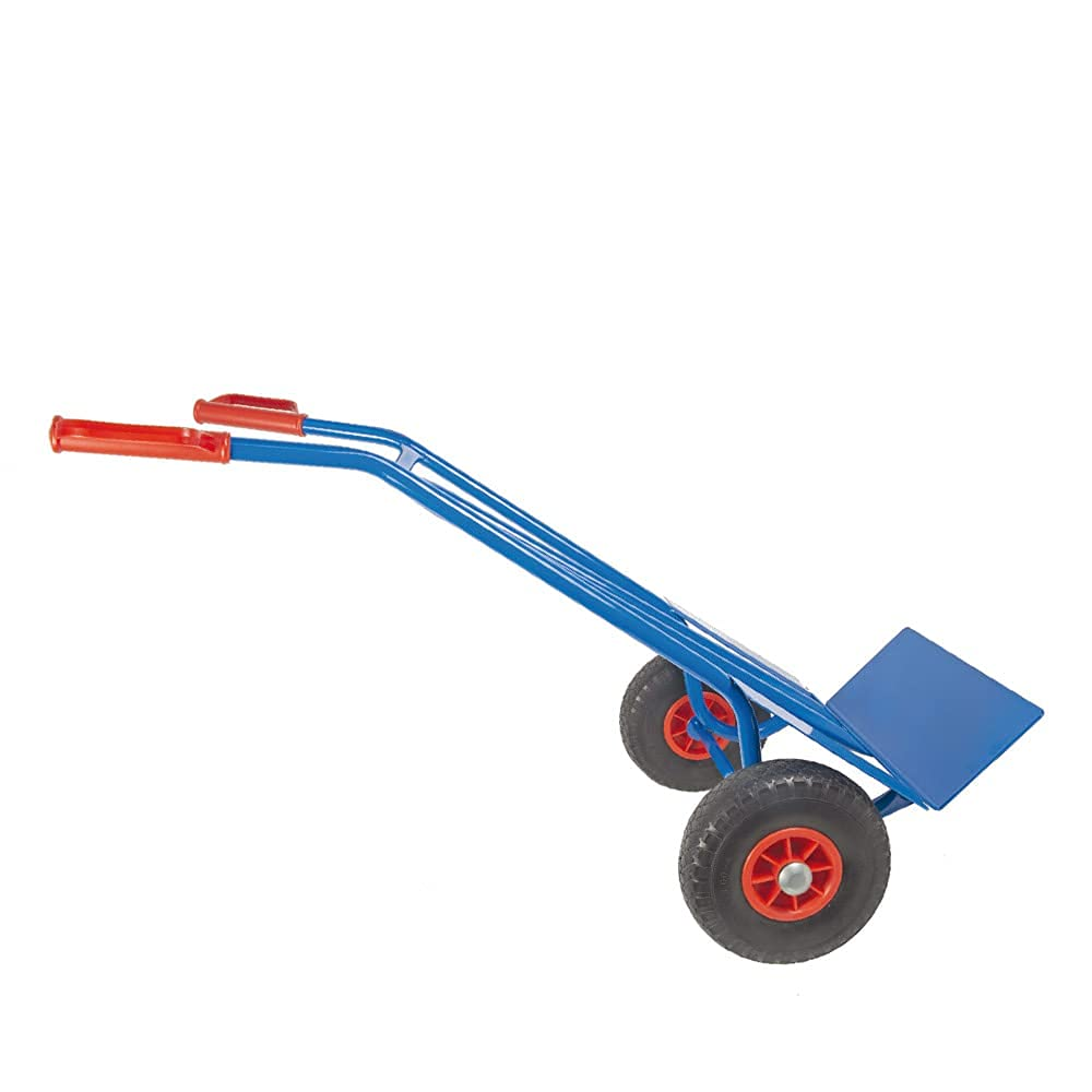 Blaue Sackkarre mit roten Griffen und großen schwarzen Rädern mit roten Felgen auf weißem Hintergrund.