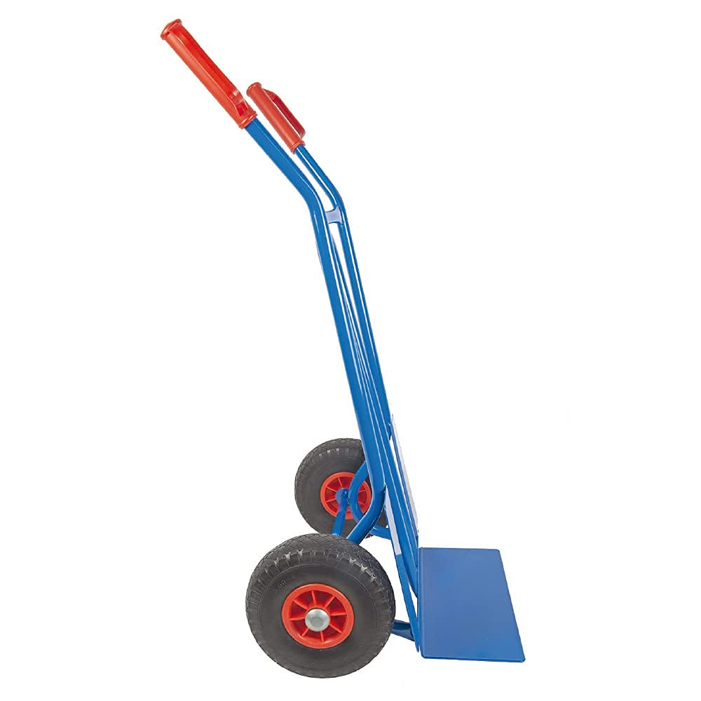 Eine blaue Sackkarre mit roten Griffen und vier Rädern steht auf weißem Grund.
