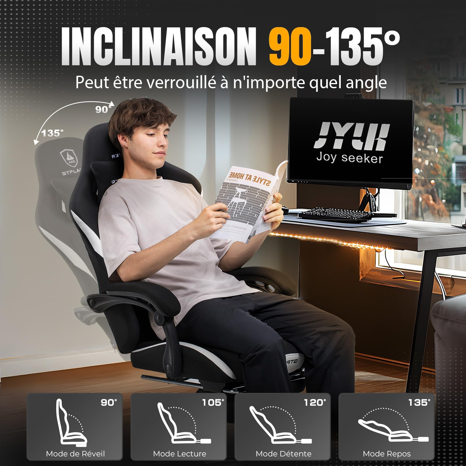 Ein junger Mann liest ein Buch in einem verstellbaren Gaming-Stuhl vor einem Schreibtisch mit Monitor.