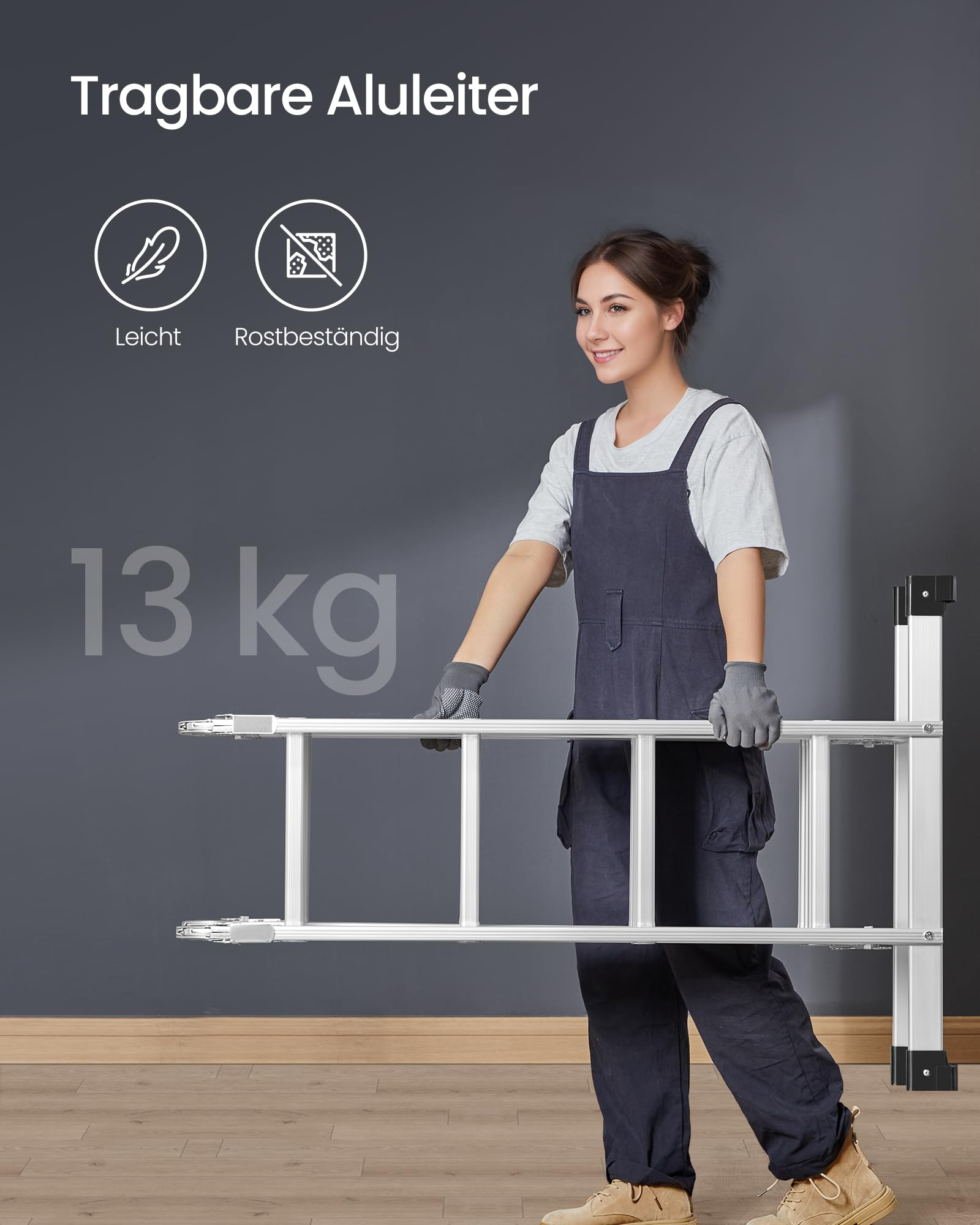 Eine Frau in Arbeitskleidung trägt eine leichte Aluleiter vor einer grauen Wand.