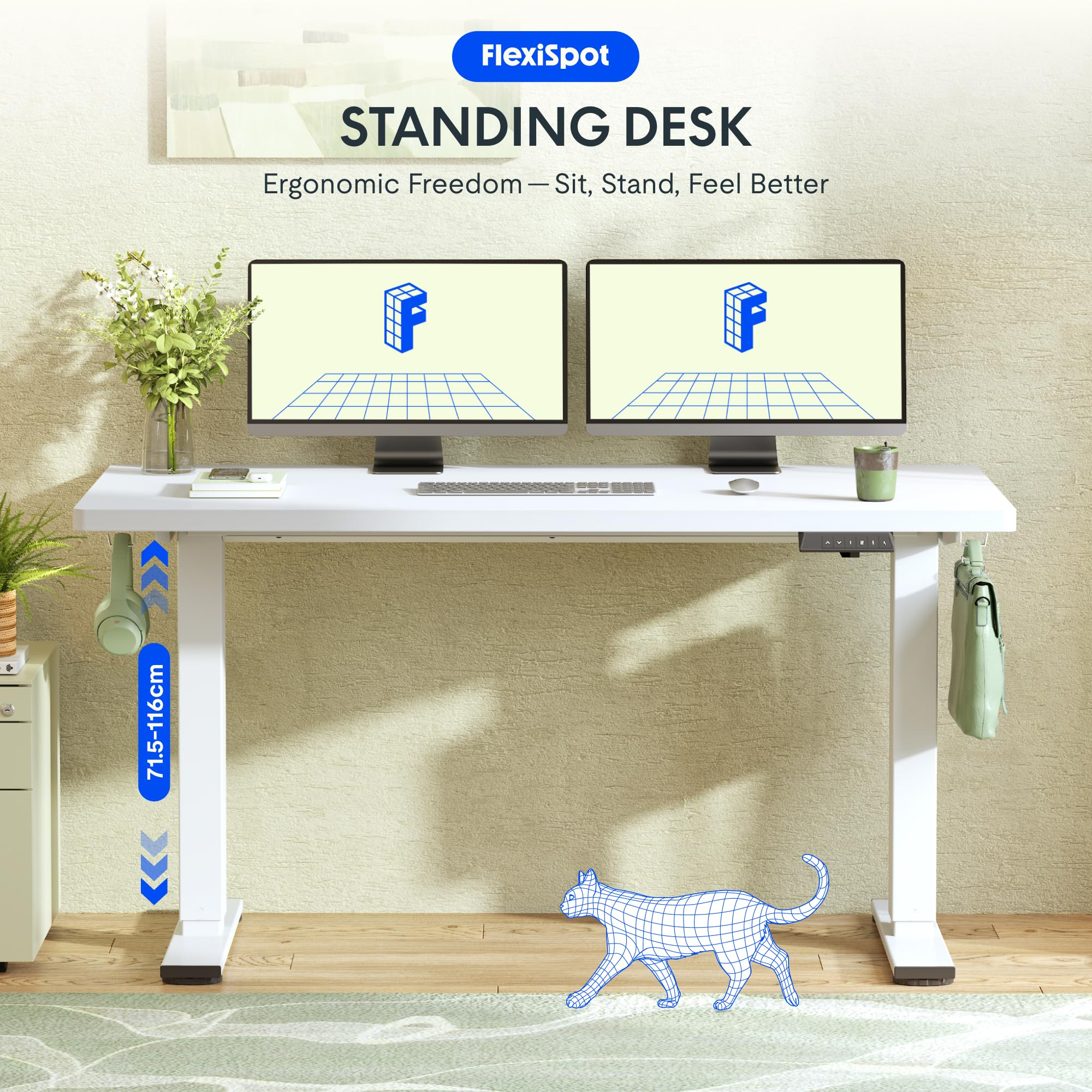 Un bureau debout FlexiSpot blanc avec deux écrans, des plantes et un chat en fil de fer bleu en dessous.