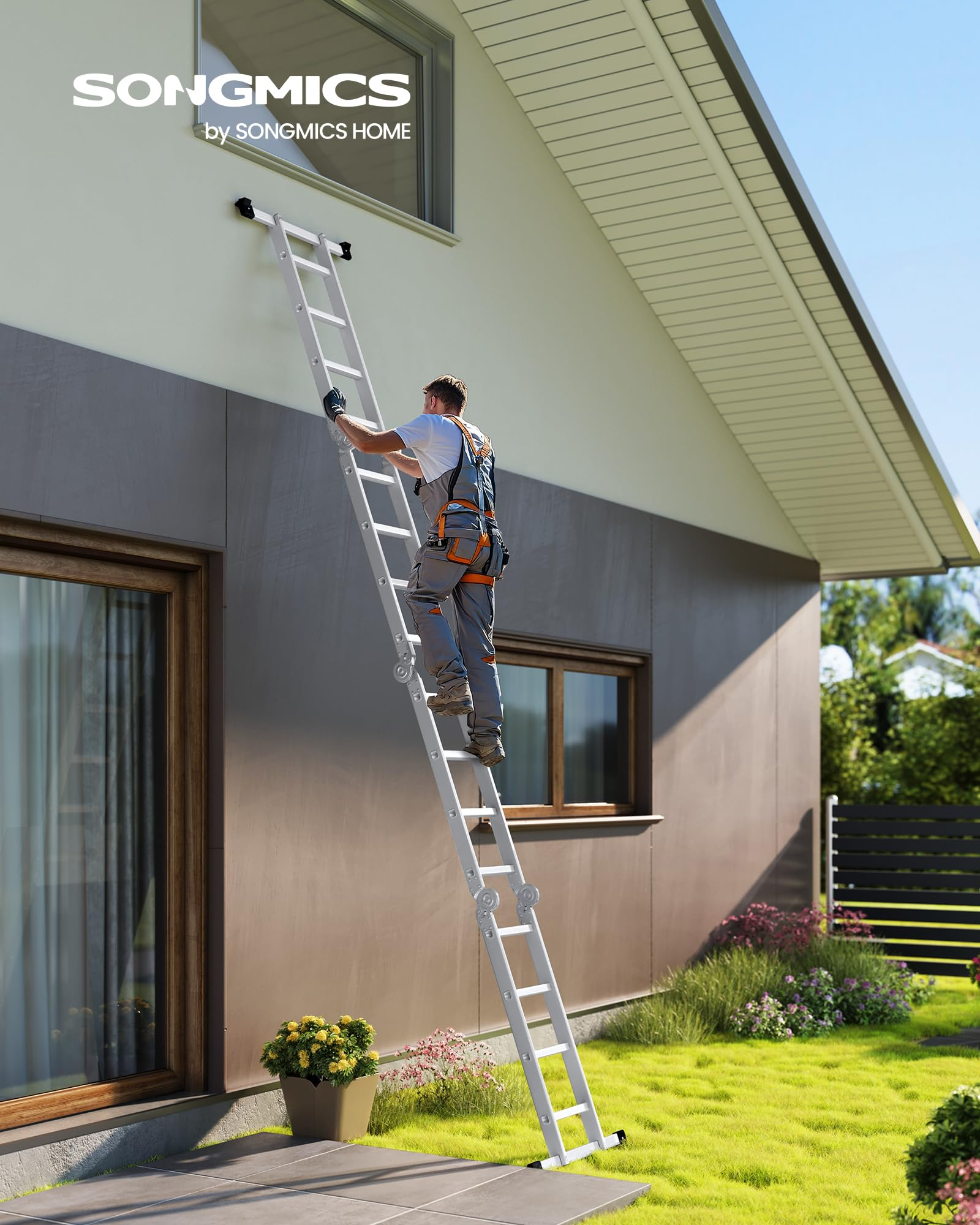 Ein Arbeiter steigt auf eine lange Verlängerungsleiter an einer zweistöckigen Hauswand im Freien.