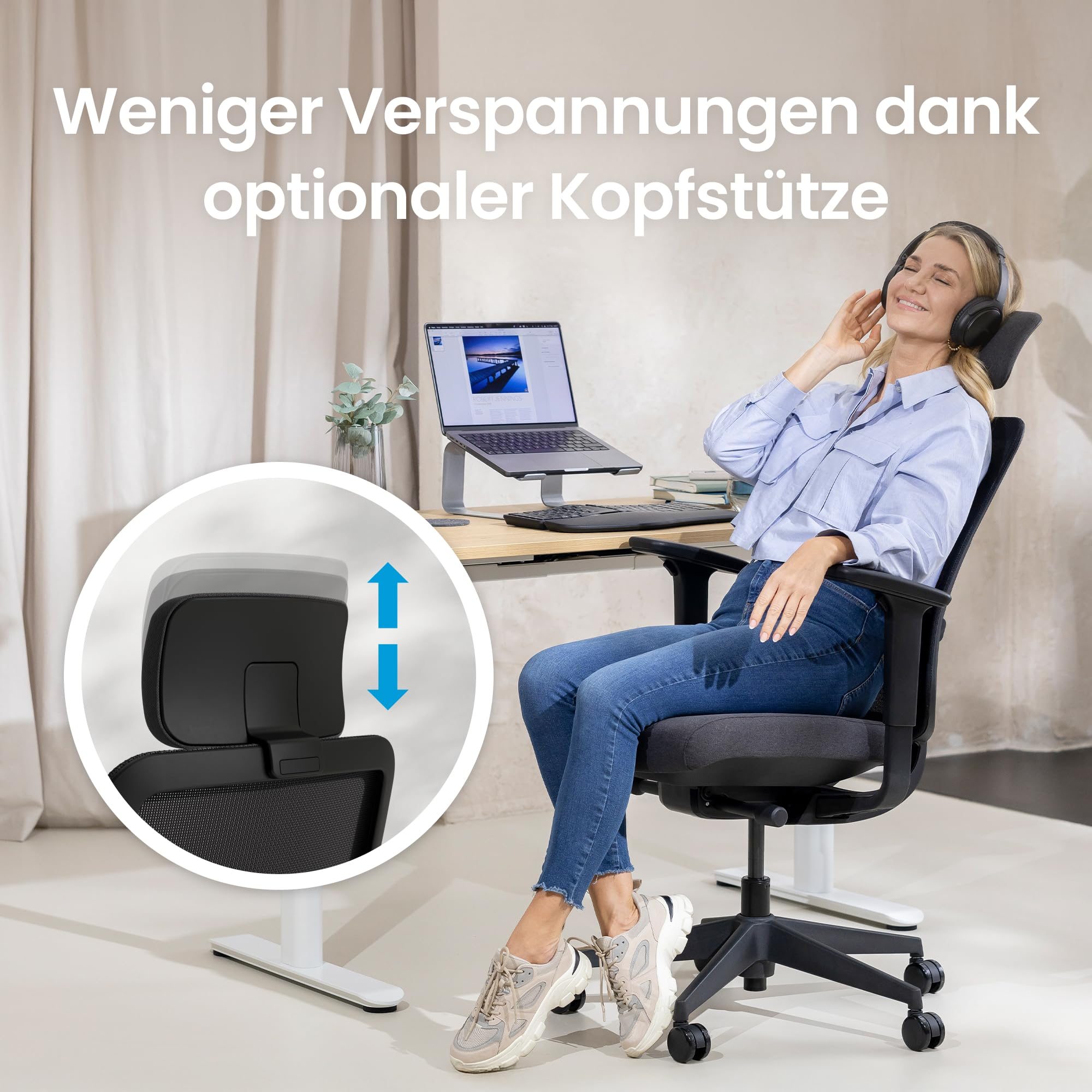 Une femme se détend dans une chaise de bureau ergonomique avec appui-tête réglable à un bureau.