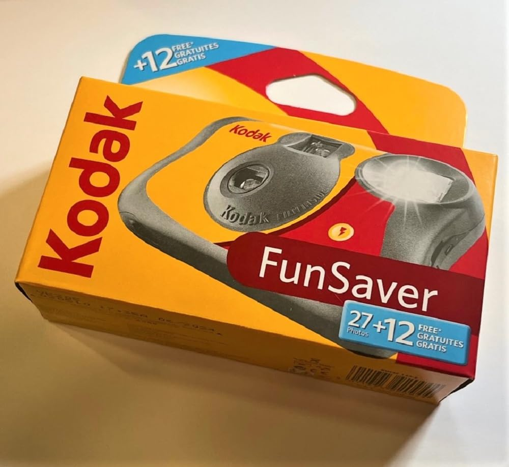 Boîte d'appareil photo jetable Kodak FunSaver jaune et rouge avec texte 27+12 photos.