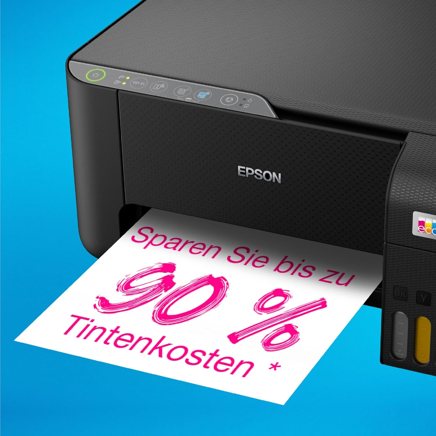 Stampante Epson che stampa un foglio bianco con testo rosa "Sparen Sie bis zu 90 % Tintenkosten" su sfondo blu.