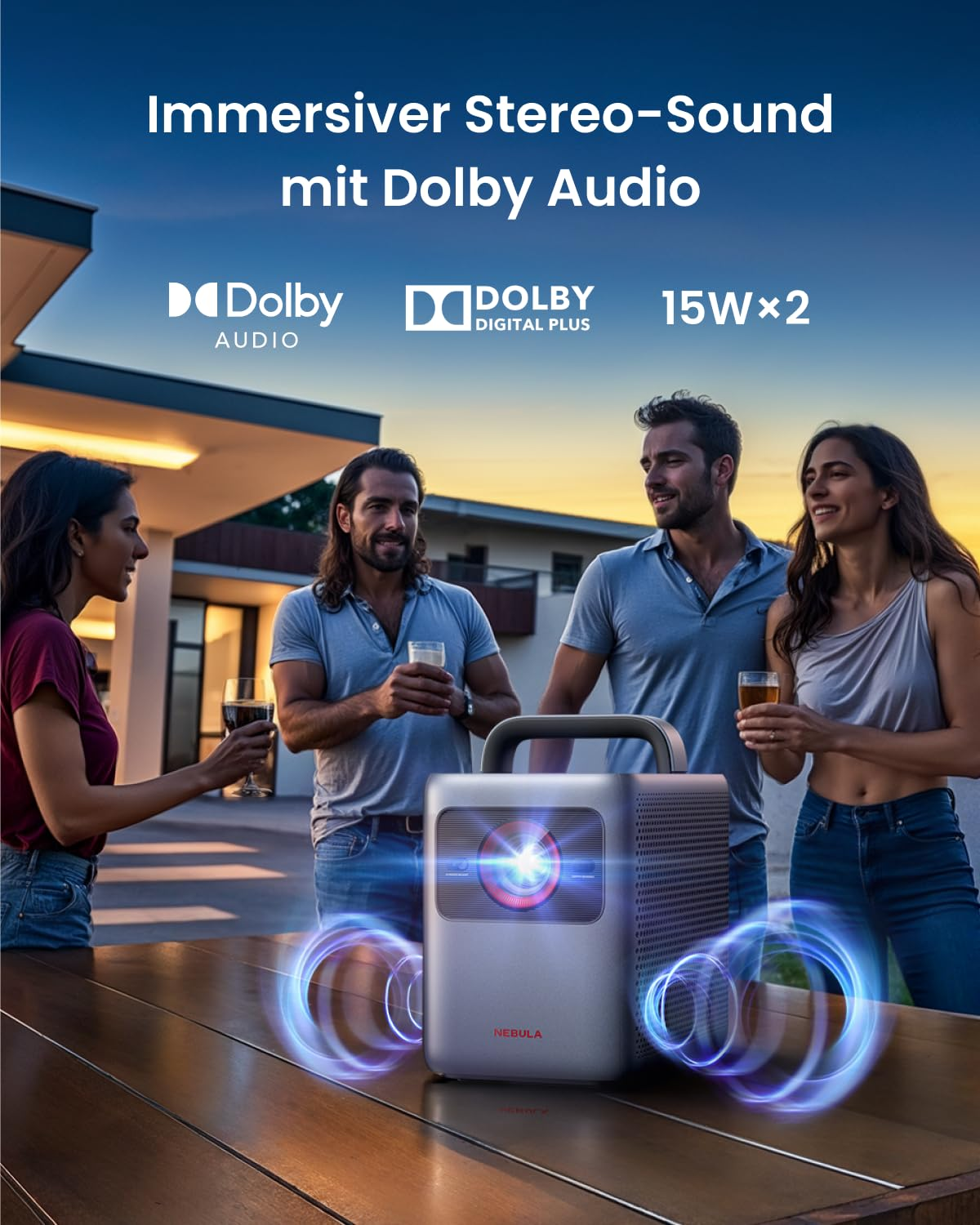 Vier Freunde versammeln sich im Freien in der Dämmerung um einen leuchtenden Projektor.